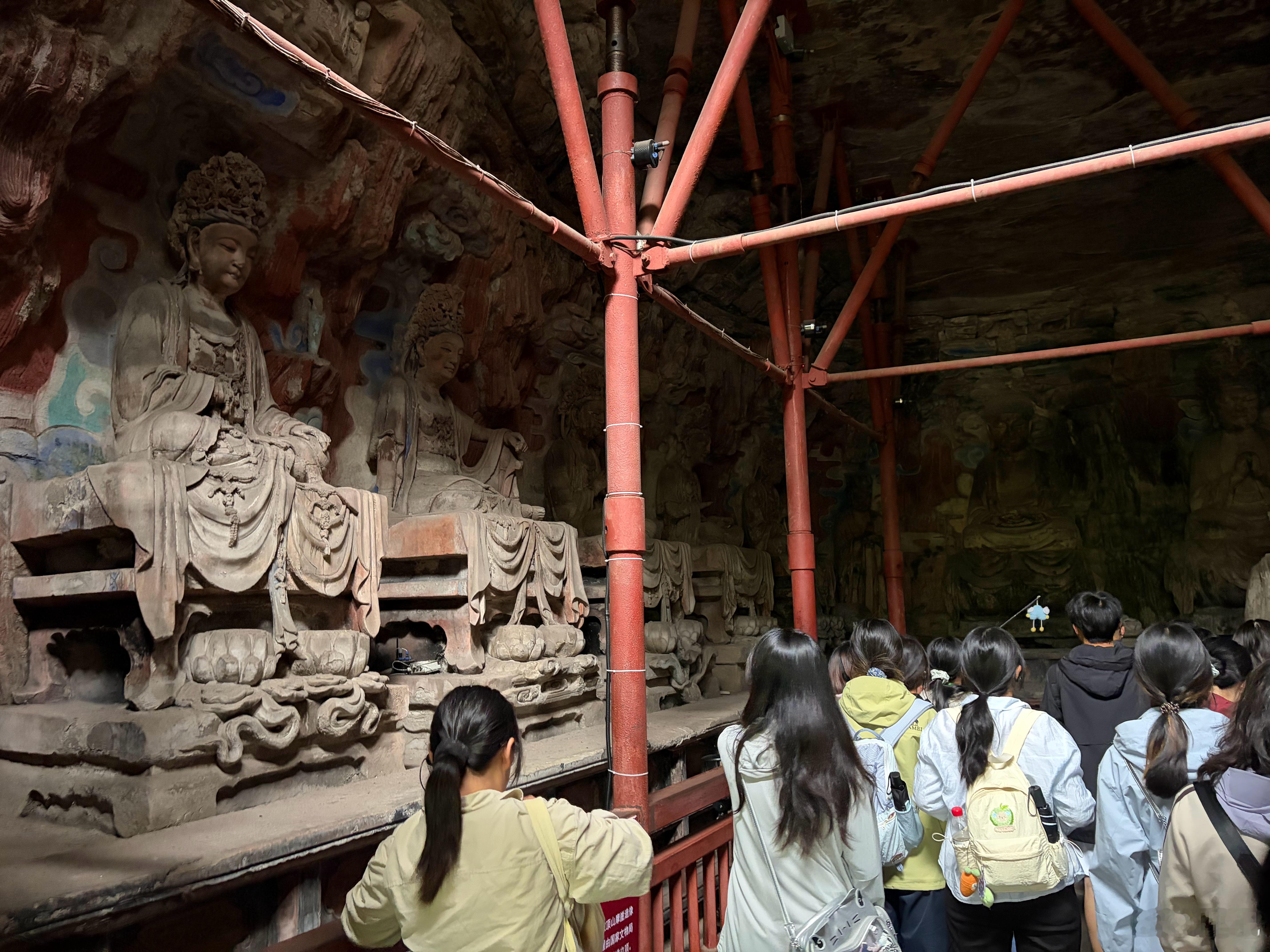 大足石刻真值得一看，美中不足有些佛像没有控糖。 