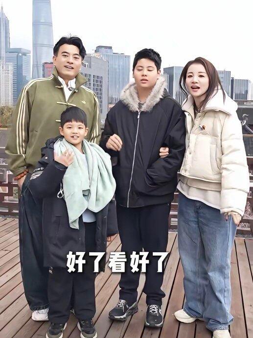 原来他们是一对明星夫妻，都是熟悉的演员，白瞎了我看几十年的电视了。男的是演员陈龙