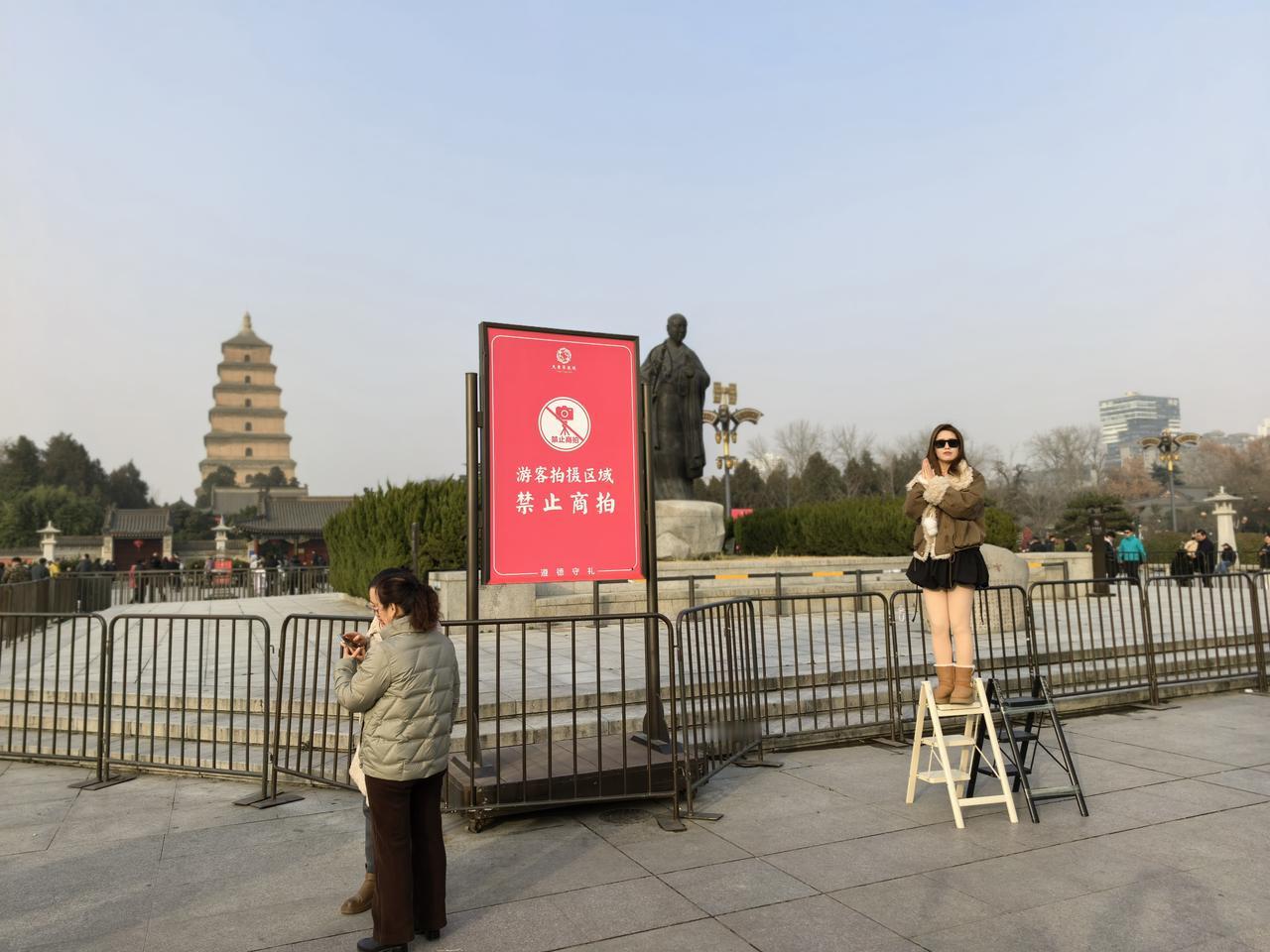 红牌与商拍：“禁而不止”背后的大雁塔治理考题

在大雁塔南广场，“禁止商业拍摄”
