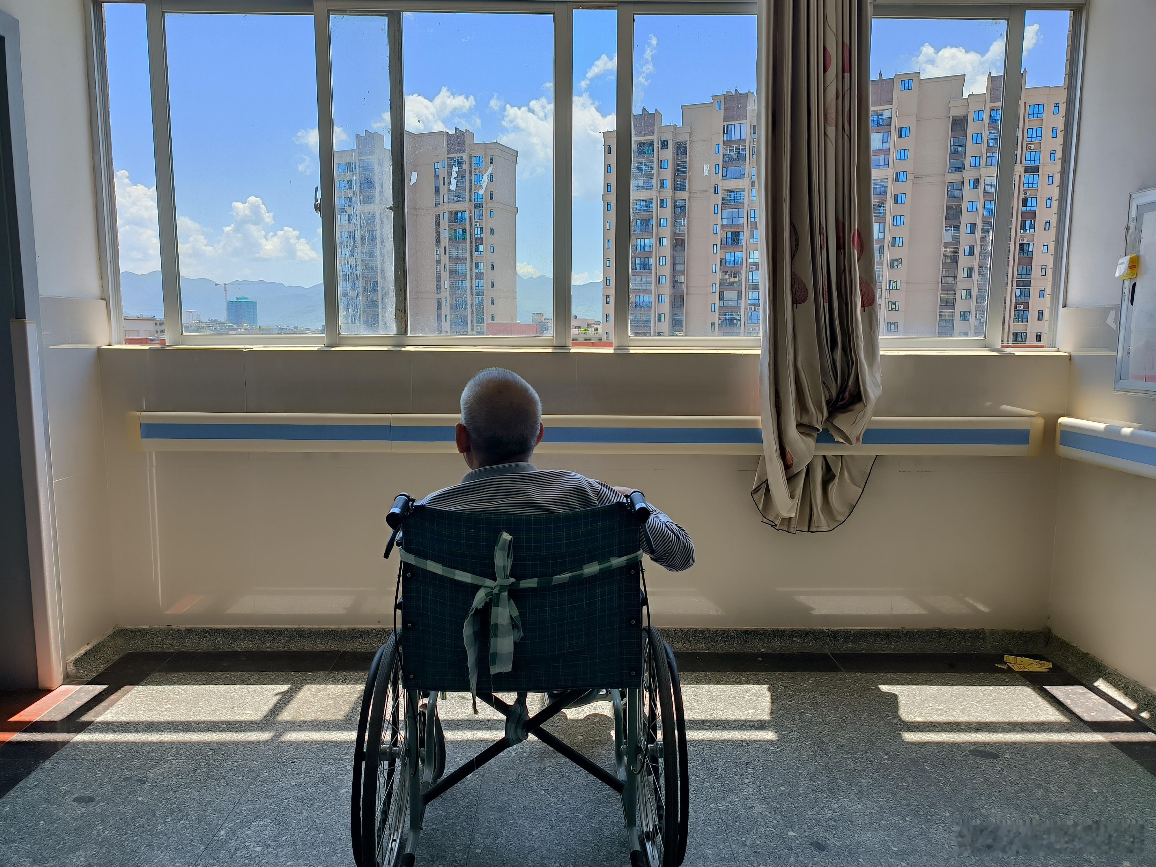 老爸说，没日没夜趟病床上太难受了，我不回来的话，都没人带他去晒太阳。 ​​​