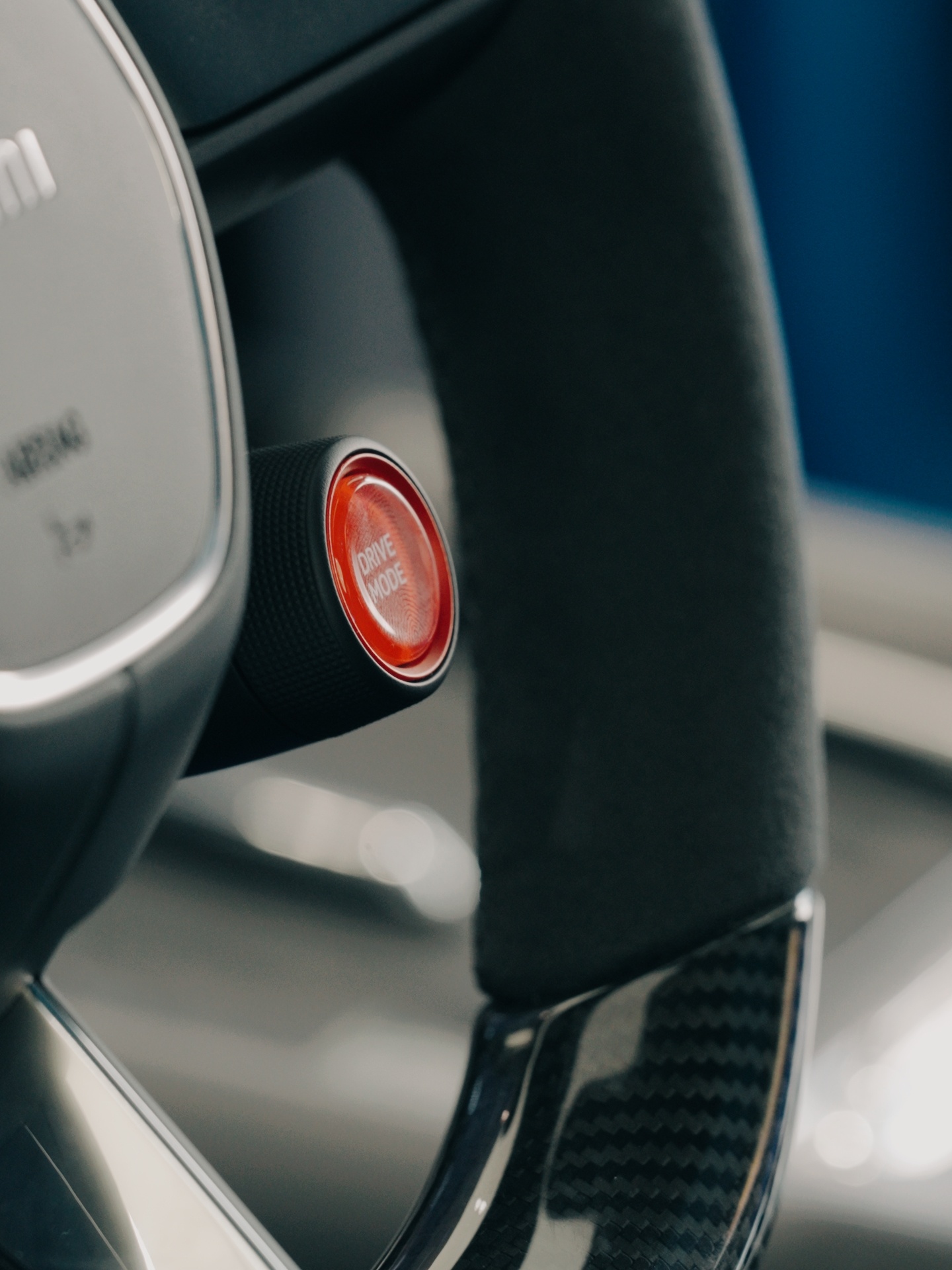 小米已经尽可能避开所有友商的赛道这两年最受追捧年轻人的车型了，过个二三十年就可以