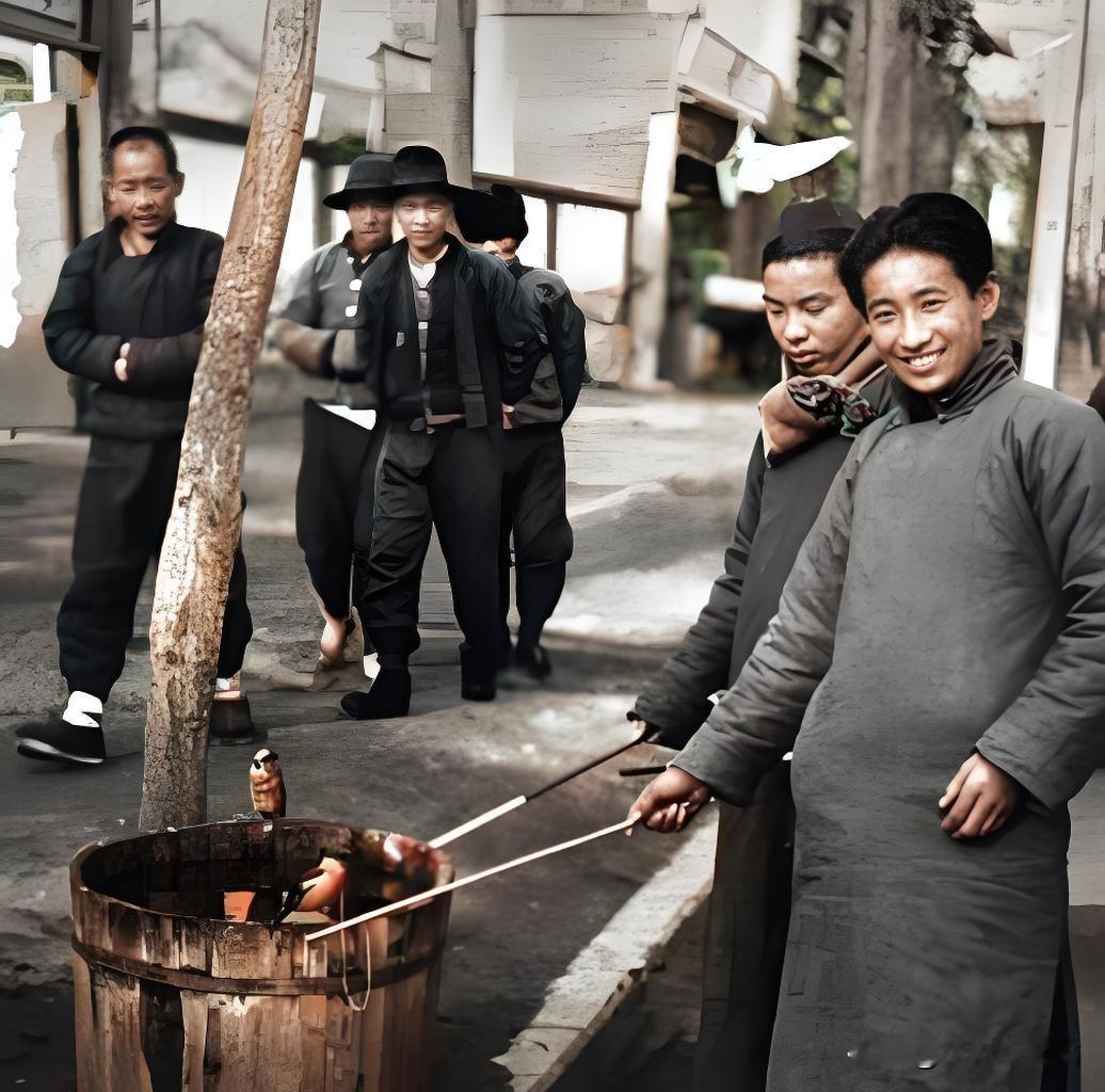 民国时期的北京街头，两个养鸟人正专心训练小鸟上杠，这是驯鸟的第一步。新鸟野性未除