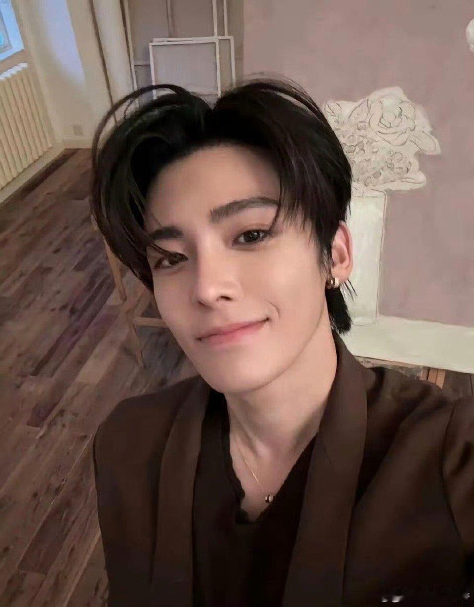 侯明昊眼里全是对出片的渴望 眼神自带镜头感，造型切换毫无违和感，怼脸拍帅得让人尖