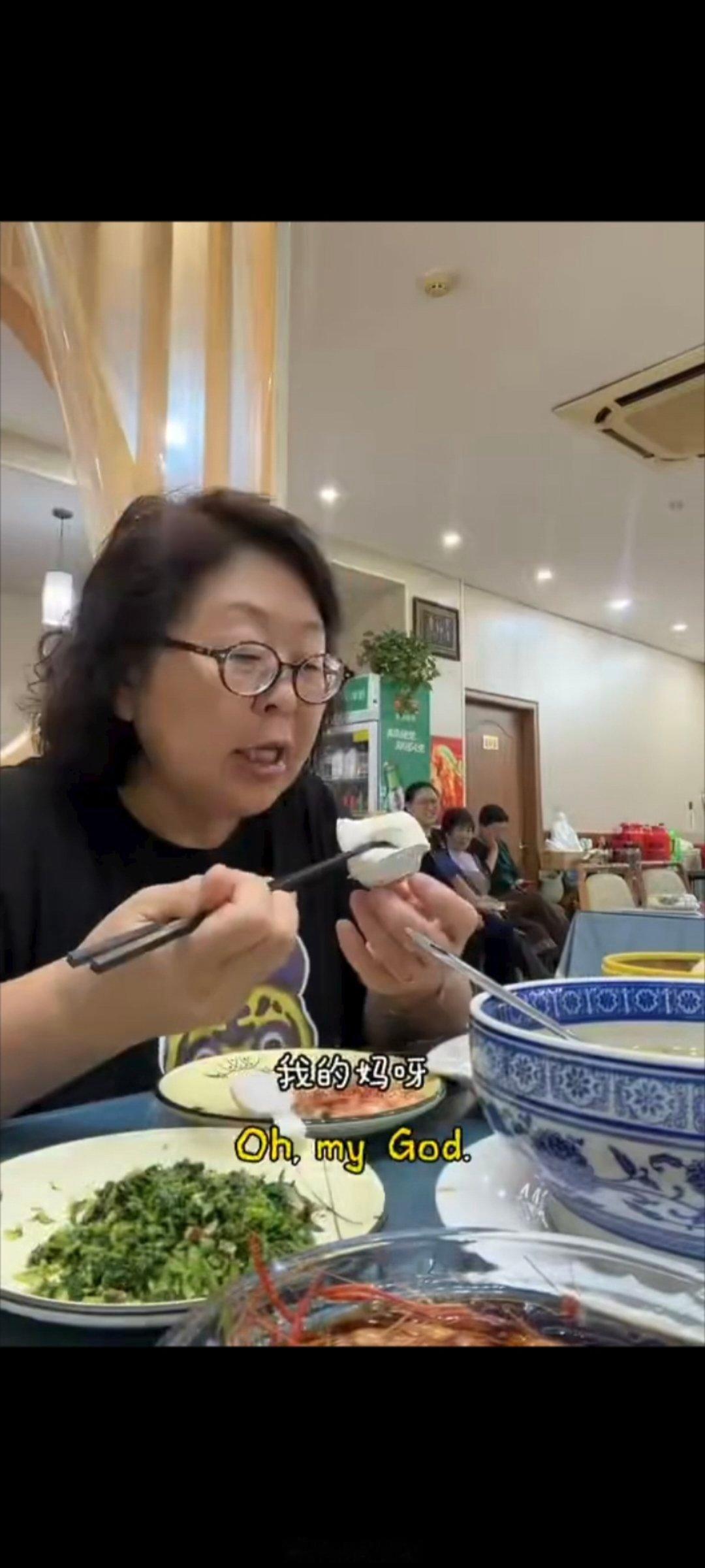 杜海涛去了张凌赫老家7月1日，杜海涛带妈妈闪现无锡，打卡了张凌赫老家的宝藏饭店“