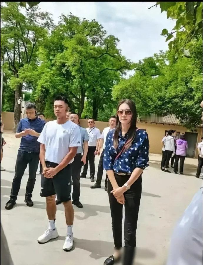每次林丹和谢杏芳参加活动，彼此仿佛素未谋面。这种相处模式下，他们的关系咋样明眼人