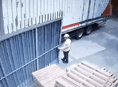 1 天呐！摊上这样粗心大意的员工，司机很无辜，老板更无奈。[震惊]
2 这两对应