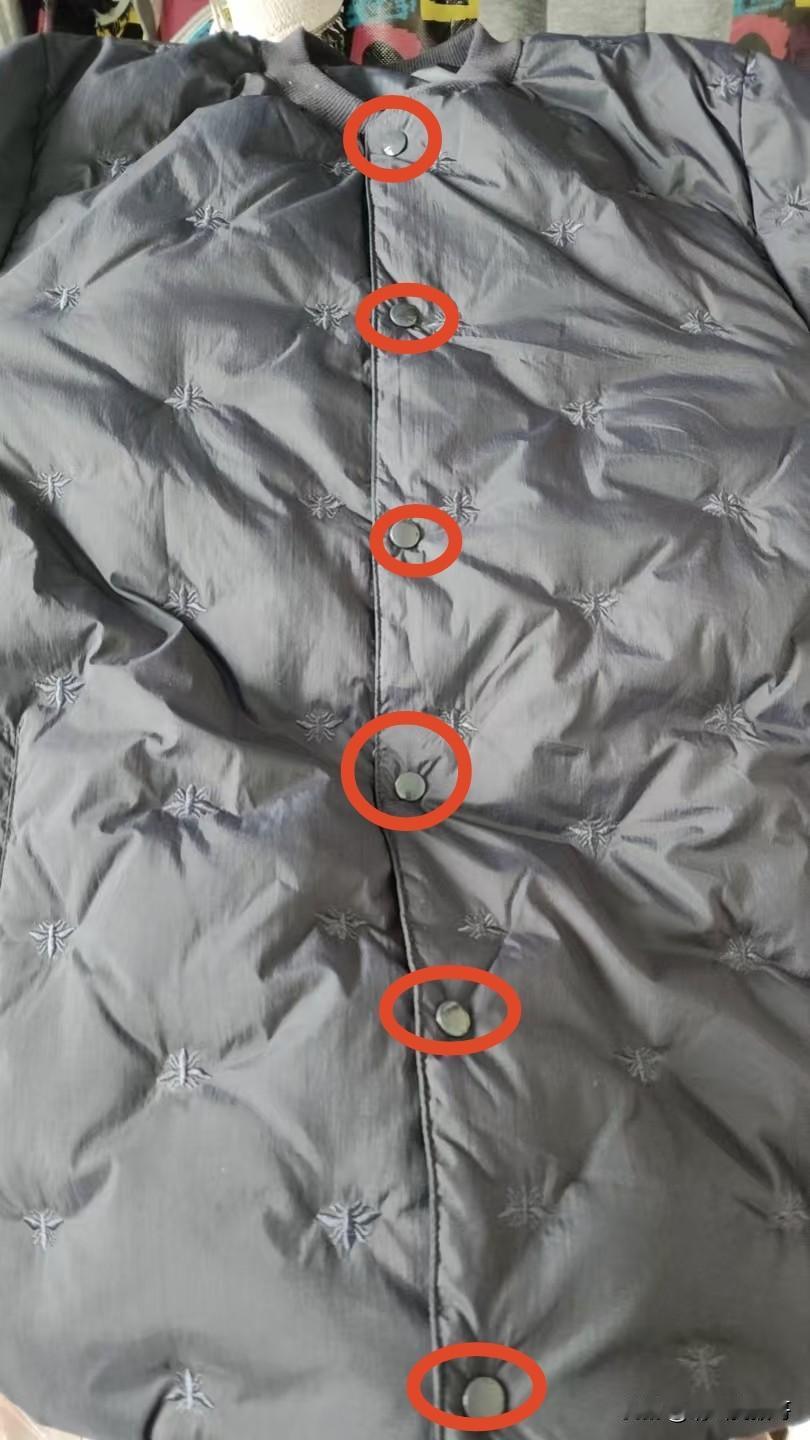 前两天网购衣服，居然买到了一件6个扣子的衣服，老话说“四六不成材”，因此衣服一般