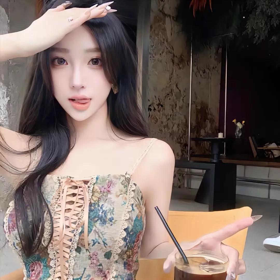 甜美女孩在咖啡馆的温柔瞬间🌸✨咖啡馆照 咖啡馆 温柔咖啡店美女 女孩下午茶 咖