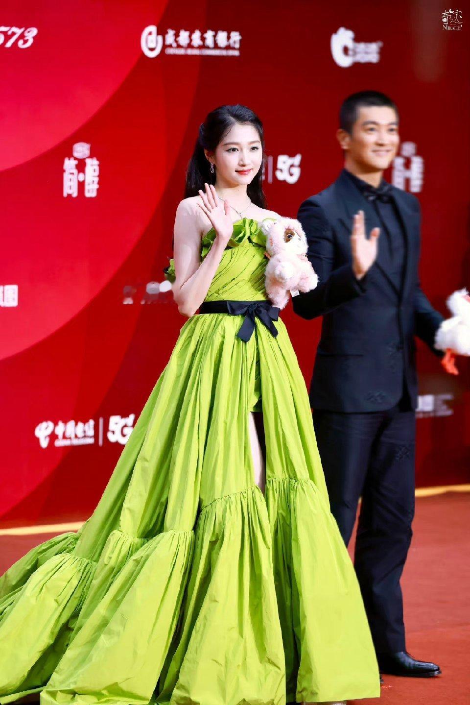 #关晓彤[超话]##关晓彤说潘展乐是飞人# 今天的关晓彤好美啊，这颜色都能驾驭的