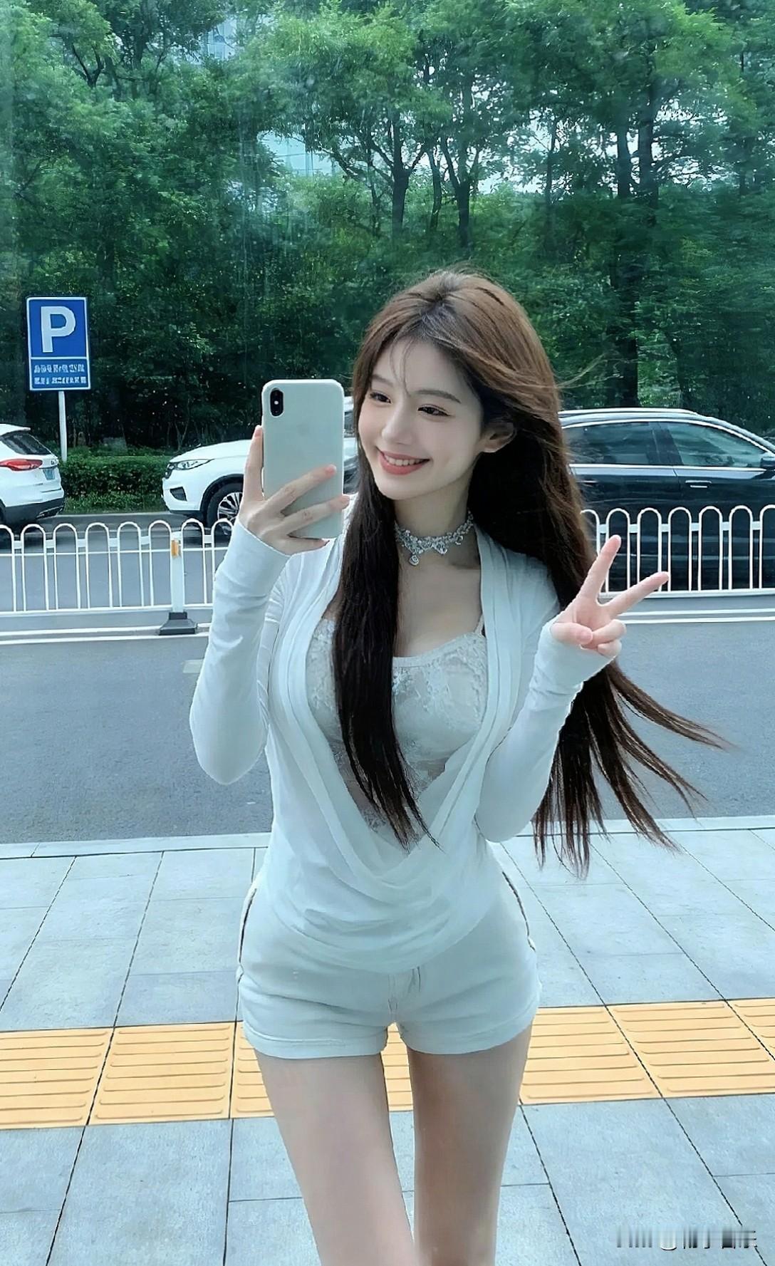 街头偶遇元气小姐姐，比着可爱V字自拍，笑容明媚又自在，一眼就被这份好心情甜到啦～