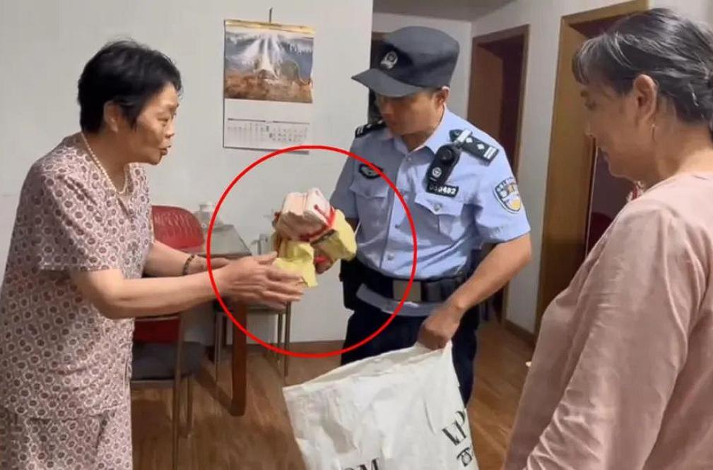 “这女子火了！”山东淄博，一女子买了床棉被，回来打开一看，棉被里卷了7400元钱