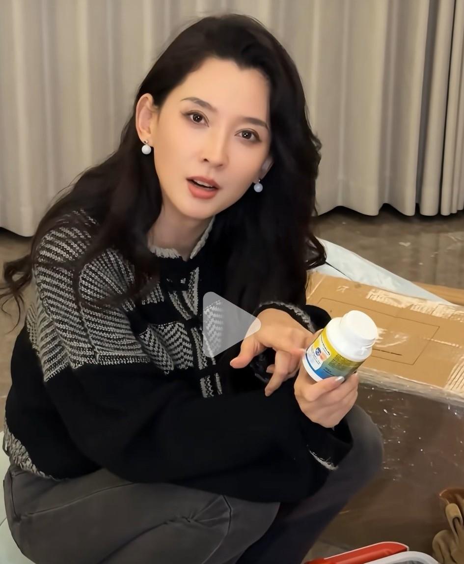 真不怪汪峰
森林北这样的女人谁不喜欢？
长的漂亮又有气质，有事业，关键是人家年轻