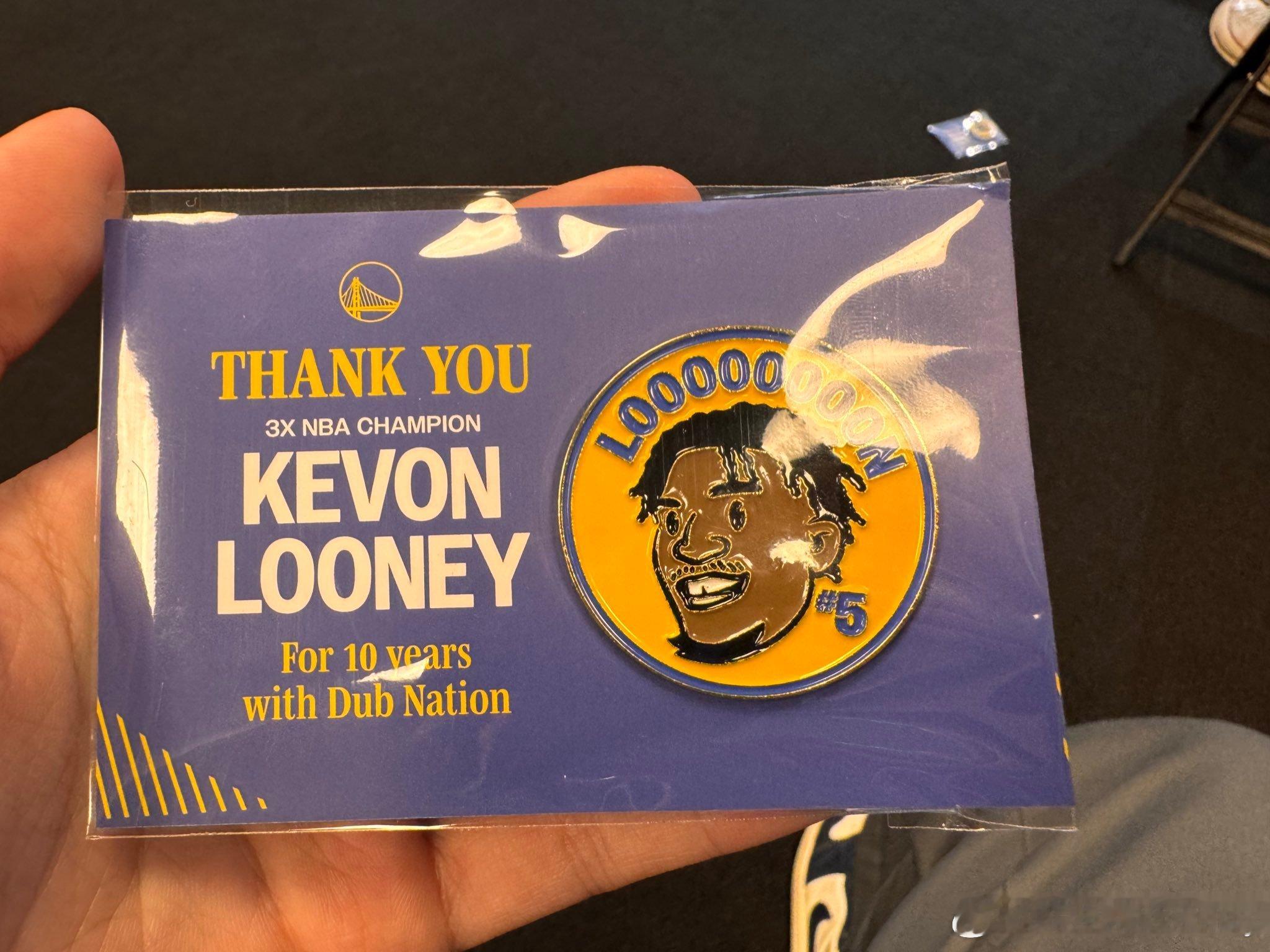 羡慕了！今天所有球迷将会获得一枚卢姥爷的徽章