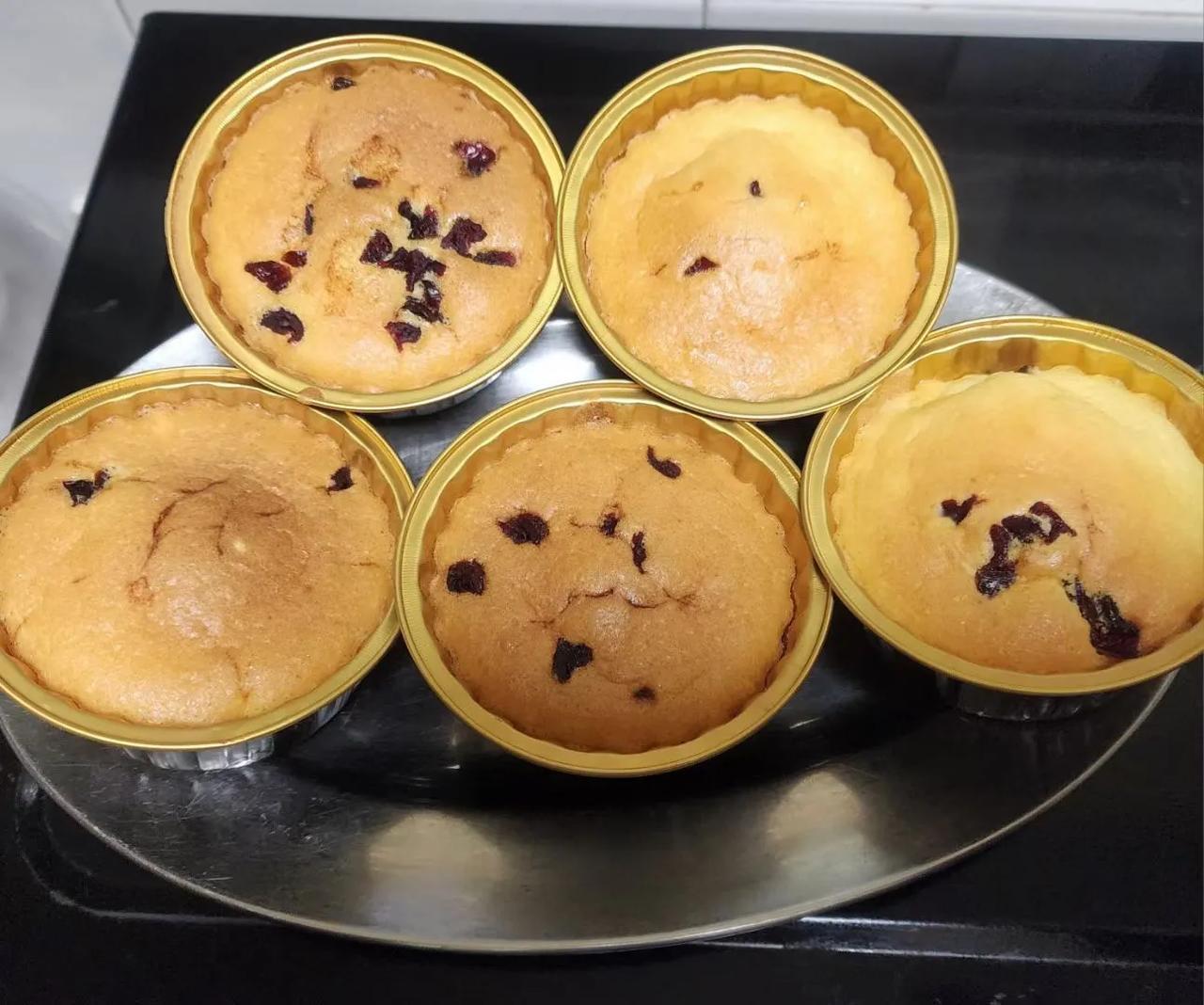 今晚做的老式鸡蛋糕，抹点油酥容易脱模。
（文化滋养游子心）土鸡蛋鸡蛋糕 蒸点鸡蛋