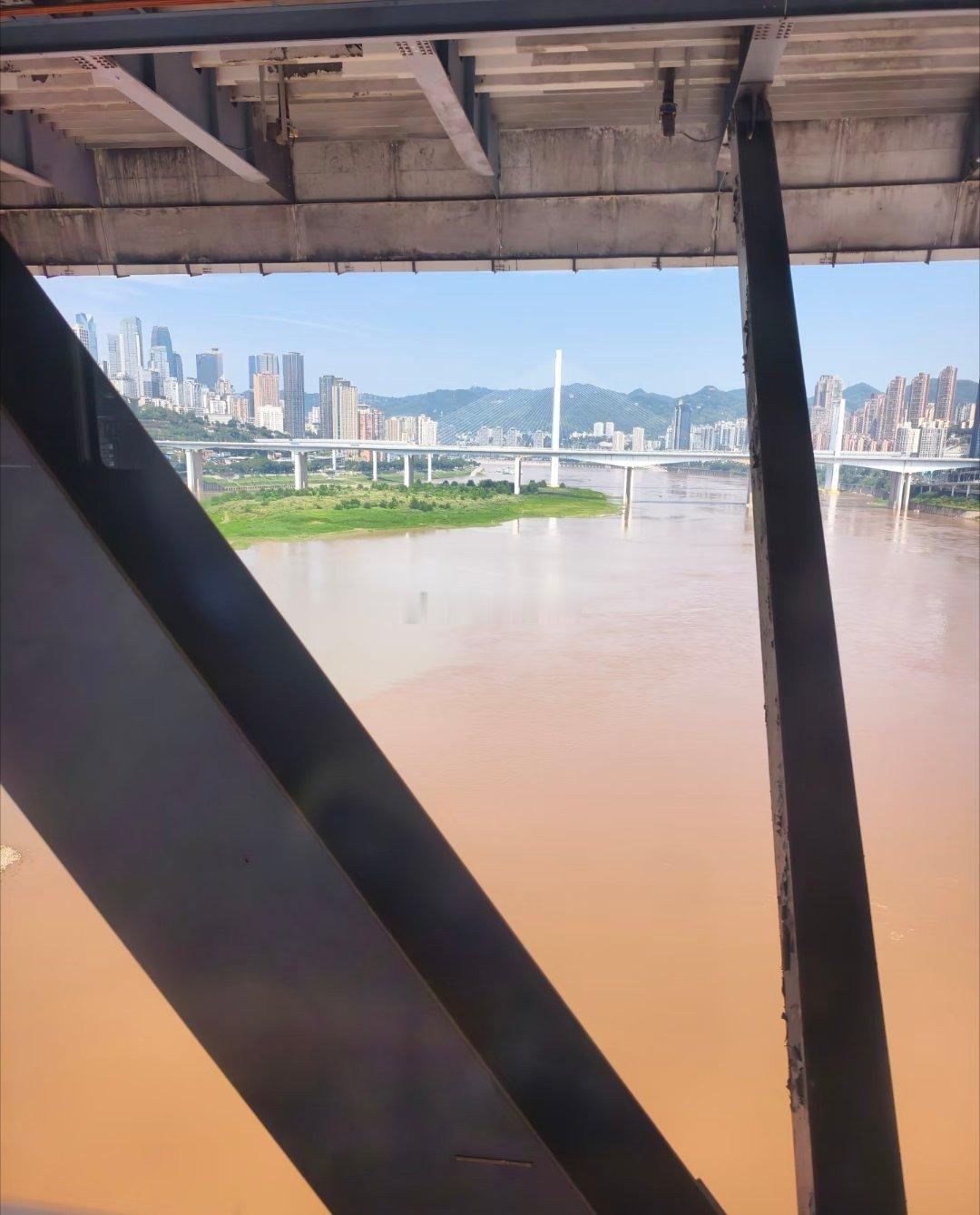 我不喜欢太极端的天气正如我不喜欢清澈的水变成浑浊一样感觉在看不见里的才是危机四伏