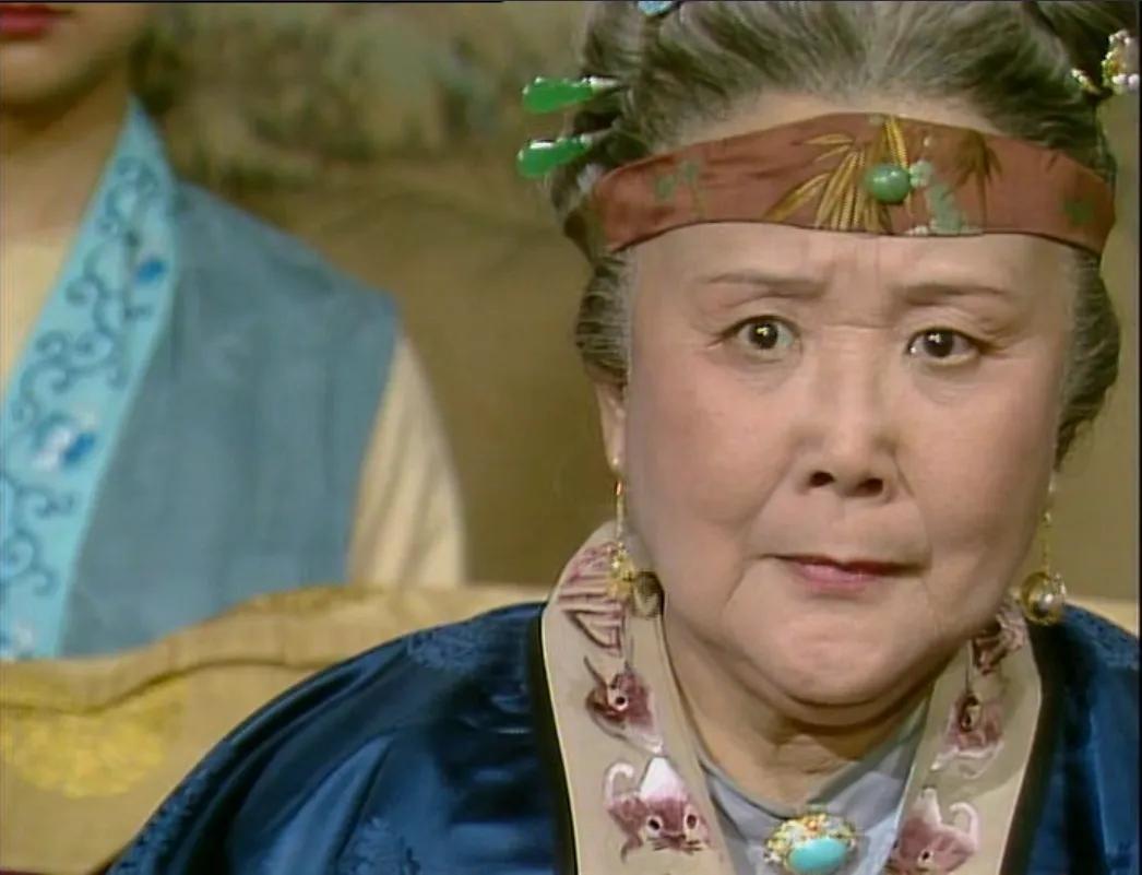 贾母训斥邢夫人，邢夫人委屈无处说。
四十七回开始处：
邢夫人过来之后，先和贾母请