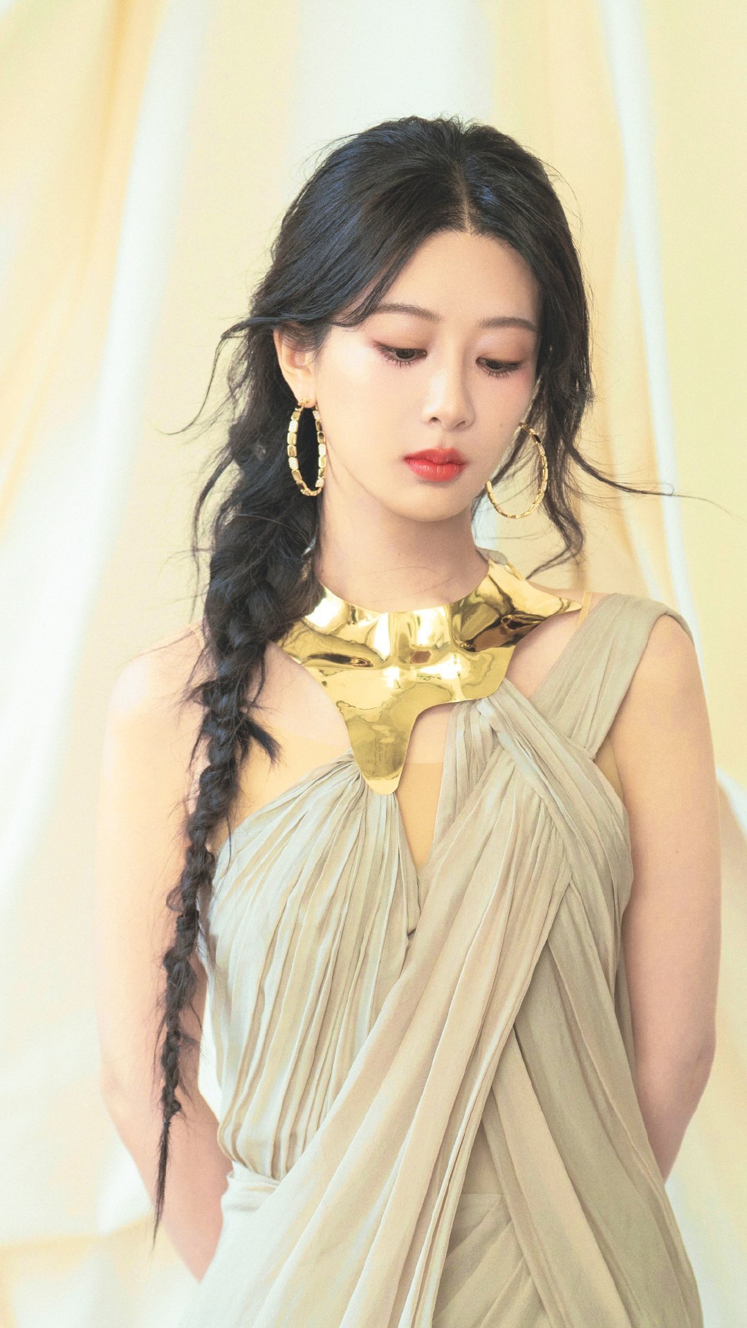 #杨紫[超话]#[爱慕]#杨紫分享随拍# ｜#杨紫费加罗封面# 🍃 🕊 （1