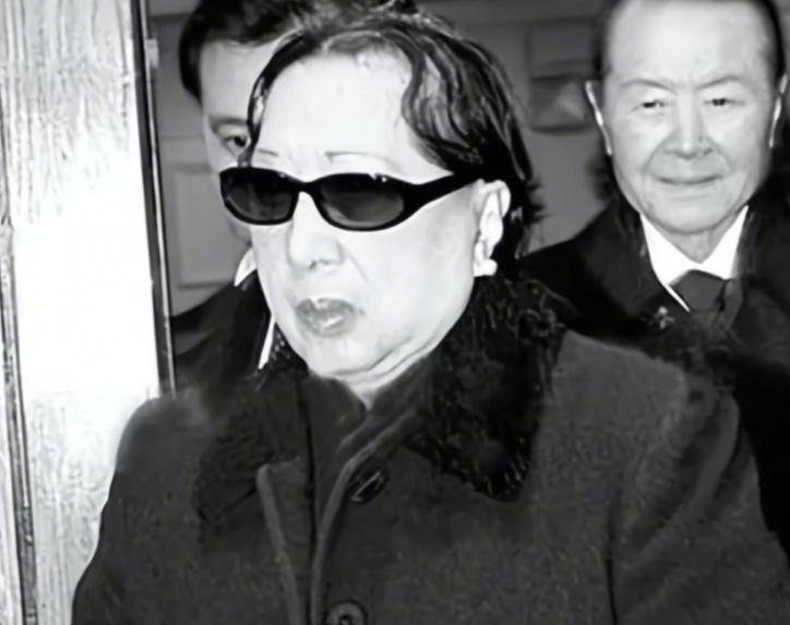 民国四大家族跑到美国
断子绝孙、一个比一个惨
从中国贪来的钱全打了水漂

民国四