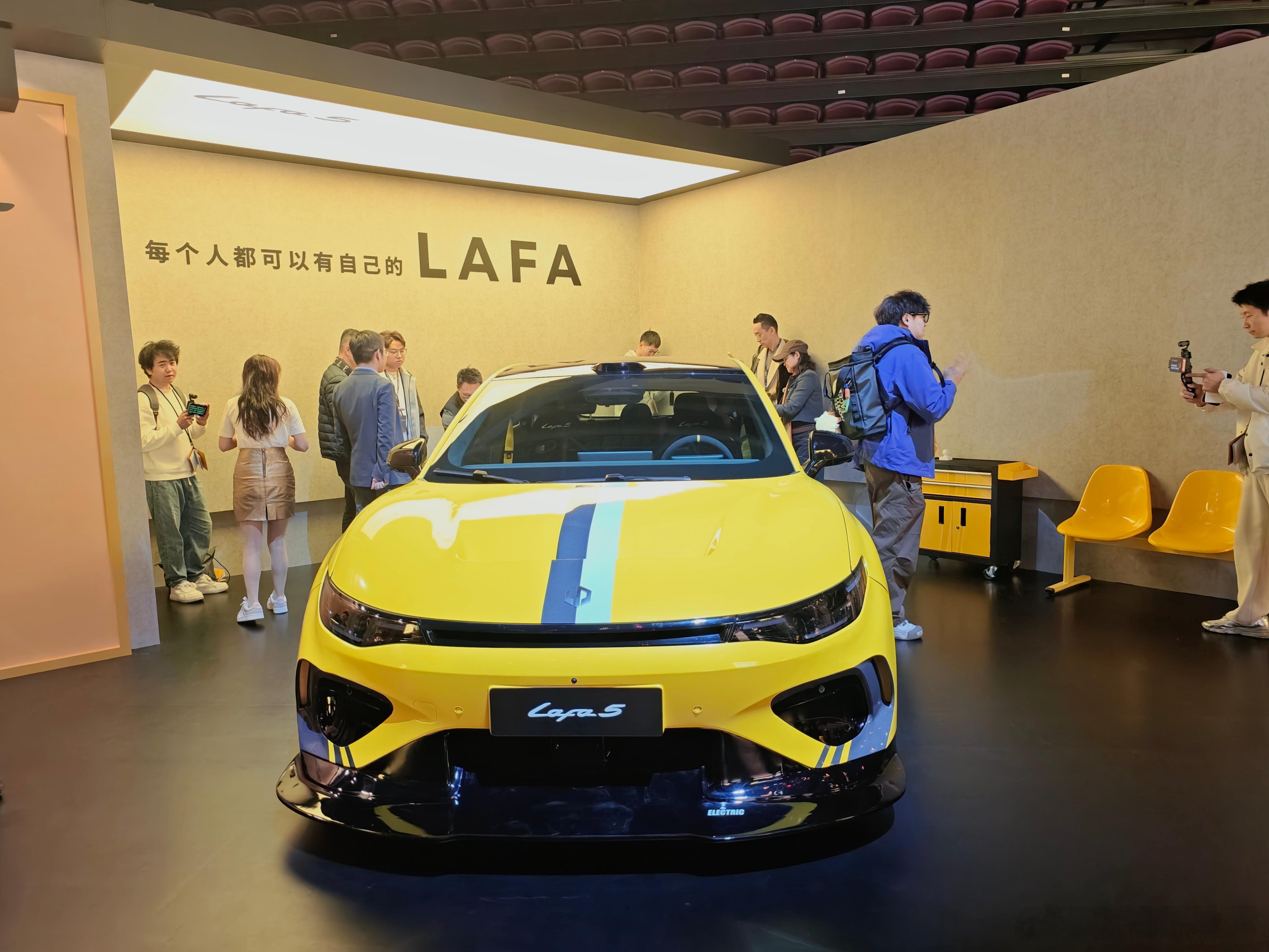 今晚零跑Lafa5正式上市了，车长4430mm、轴距2735mm，所以这台车定位