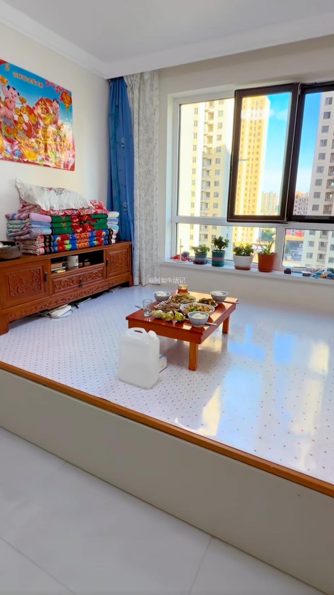 家里阳光明媚，摆着丰盛的饭菜。大家猜一下这是南方还是北方的小院，非常温馨，阳光明