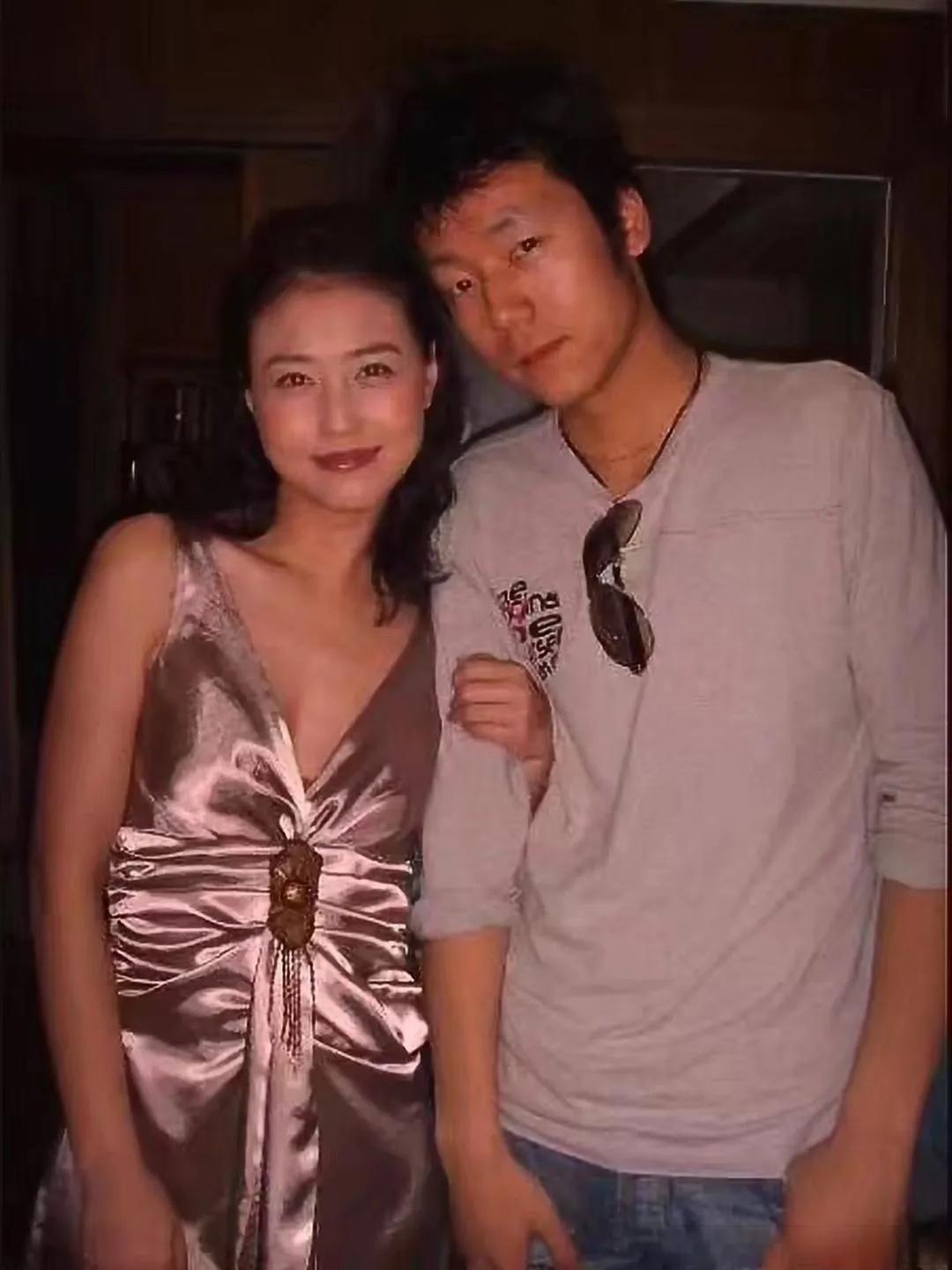 和周海媚一块儿的小伙儿是谁？

姐，你走了我很伤心！你知道我会伤心的！18年了过