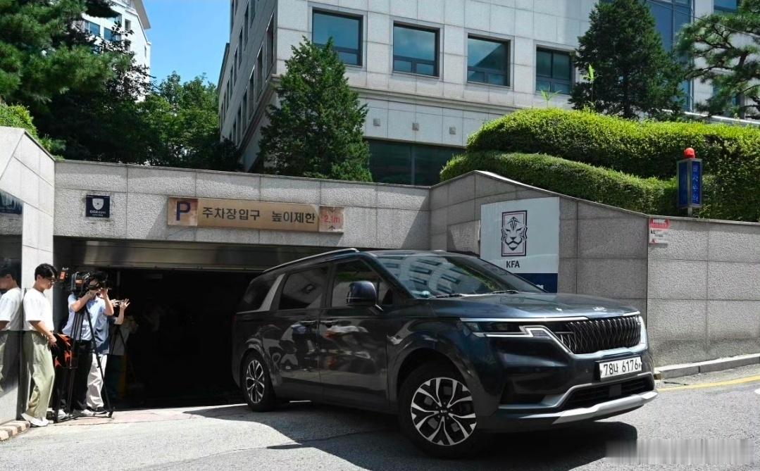 近日，韩国足坛爆出惊天丑闻，尘封十余年的足协腐败问题被揭开。韩国足协曾多次在世预