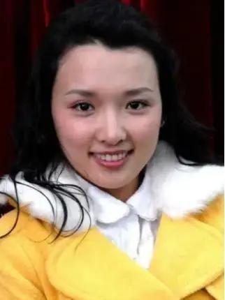一次商演，赵本山看到礼仪小姐就随口问了一句想不想拍戏，谁知这简单一句话改变了女孩