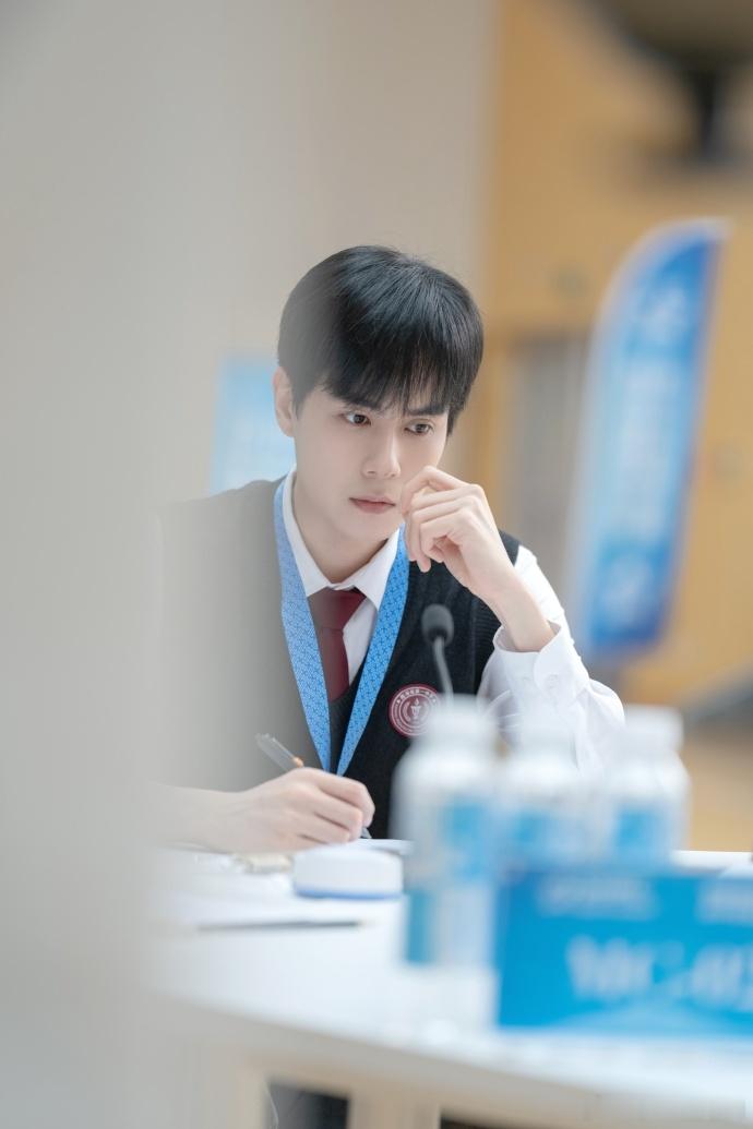 胡一天白月光学长具象化了  胡一天饰演的江逾白真的有种白月光学长的感觉！出场的那