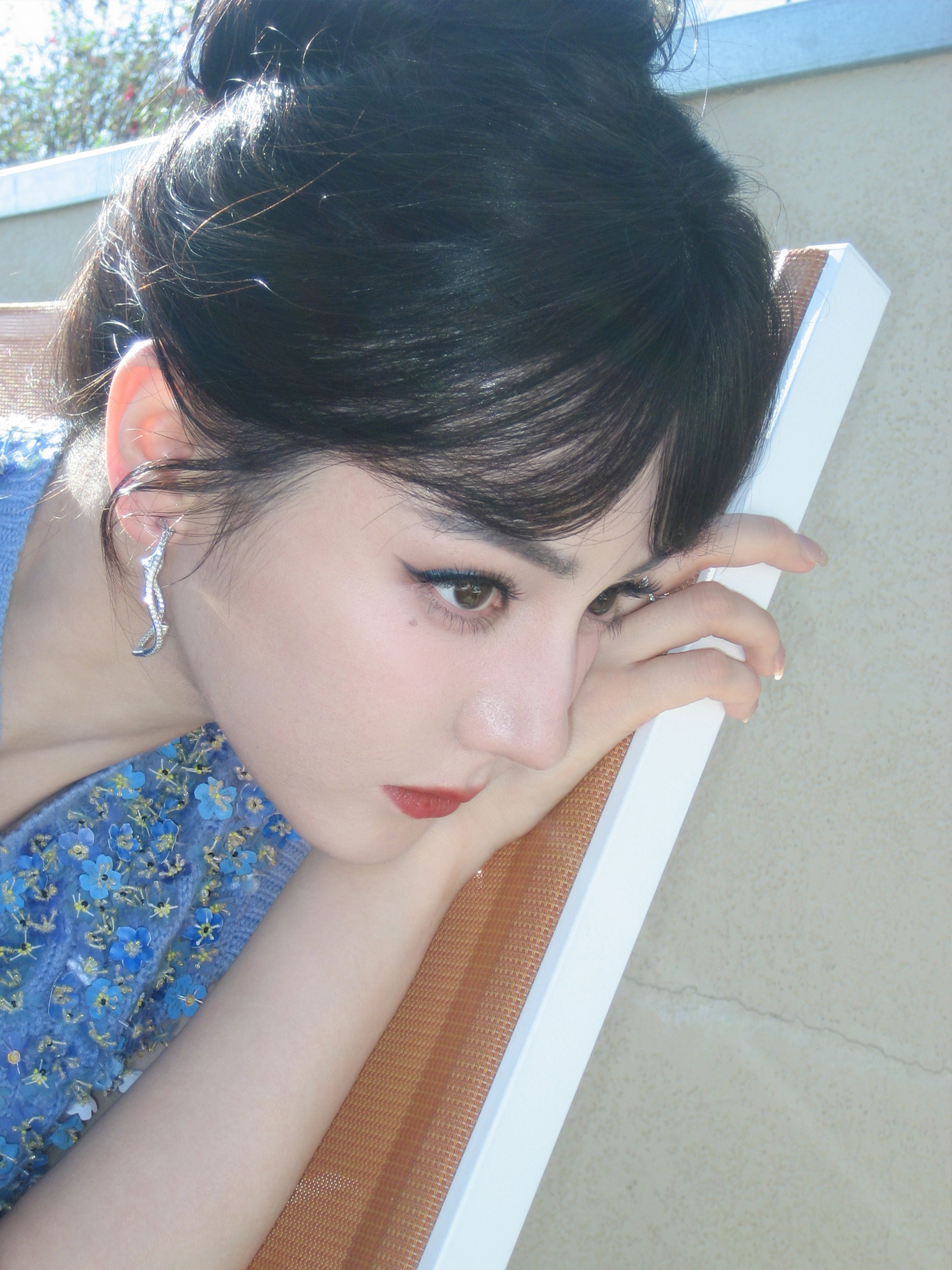 迪丽热巴[超话] ⏪回忆倒带⏳丁达尔效应出现的时刻，要与姐姐一起晒太阳吗～☀️ 