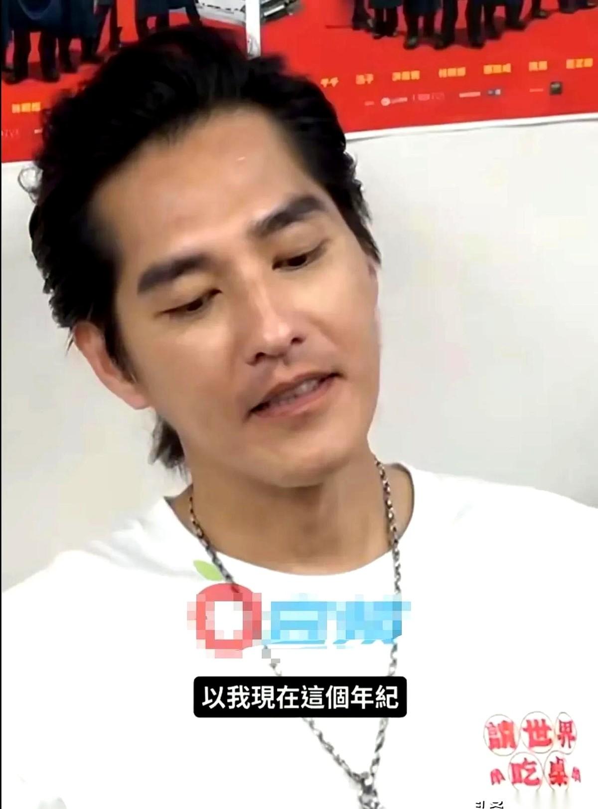“我现在都自己煎葱油饼了。”
当着几十个长枪短炮的面，40多岁的蓝正龙耷拉着脑袋