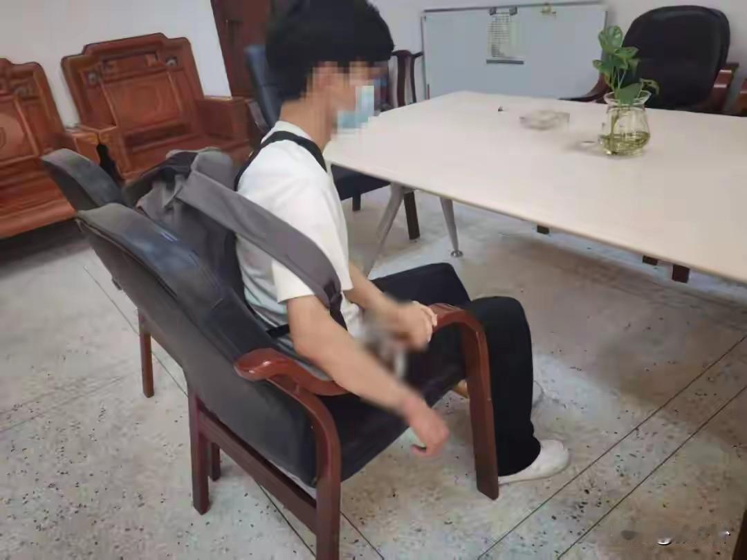七旬老人道具手铐锁骗子

广州一位71岁的退休电影制片人火了。他用一副拍戏用的道