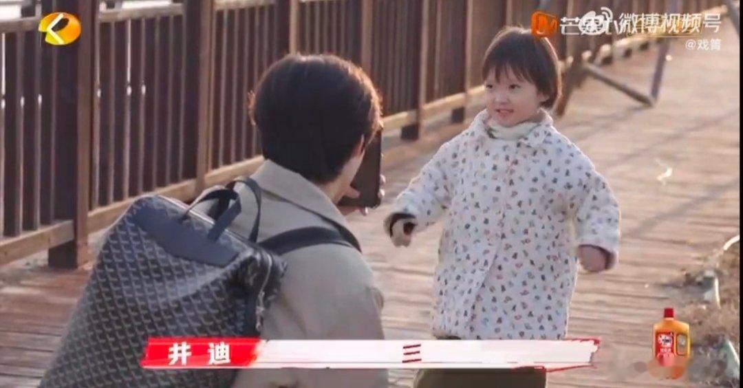 井胧井迪俩碎嘴子 果果被井胧井迪夸得都快要飘起来了，这俩人真是太会夸人了！ 