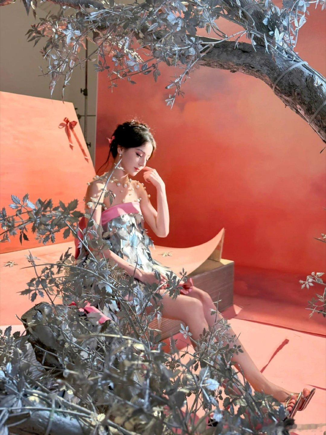 #迪丽热巴[超话]##迪丽热巴银枫摇曳拖尾裙# 我滴妈，美的吓我一跳，这样太美了