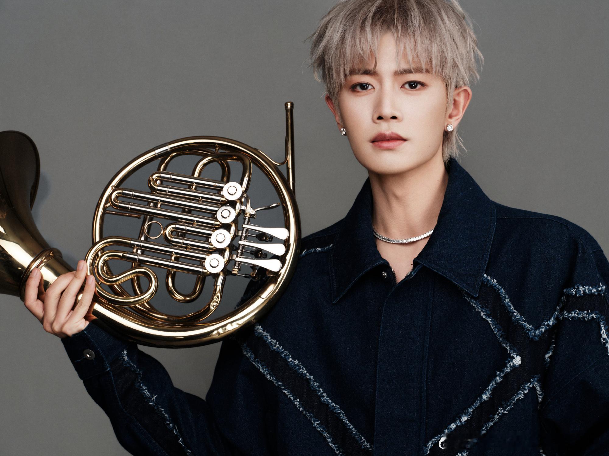 任嘉伦音乐节出图，今天玩点不一样的！ 