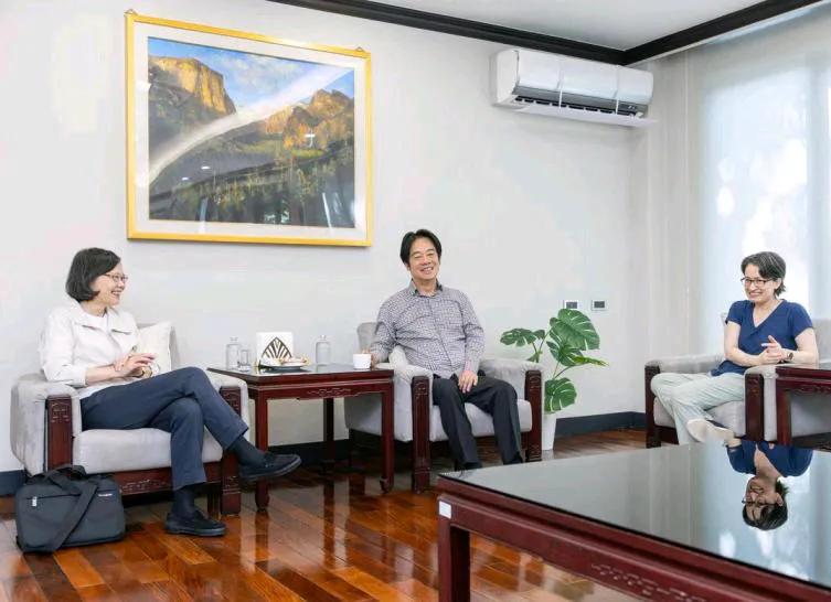 蔡英文星期天和会面赖清德，向赖清德加油和打气，并呼吁台民众继续支持赖清德。
8月