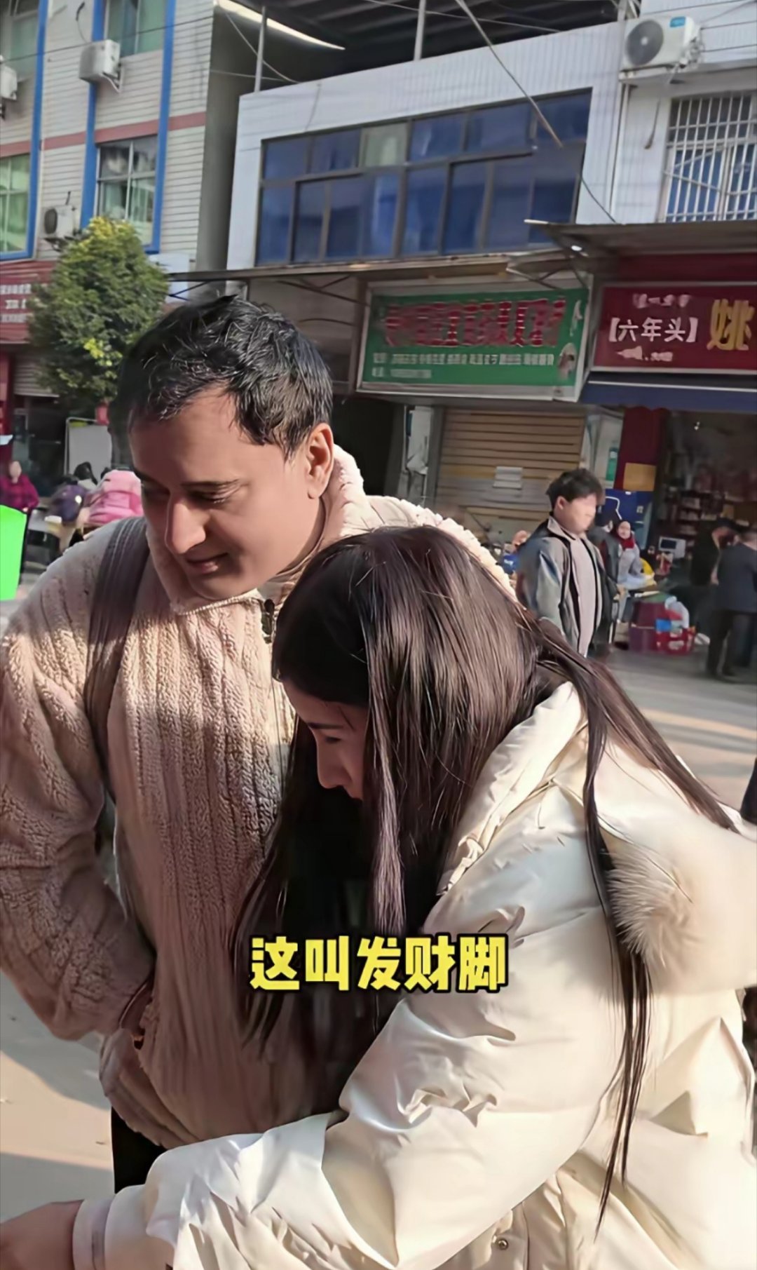 93年女孩远嫁印度，但她压根就不打算去印度。这不，带着老公在四川赶大集。 