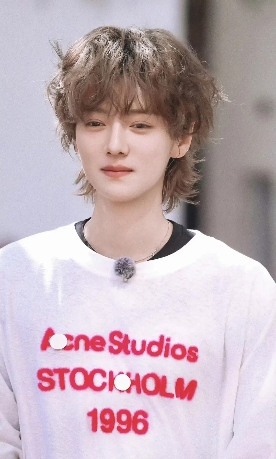 别只夸鹿晗捐球场，这才是最被低估的公益逻辑
 
很多人说鹿晗捐14座足球场是“有