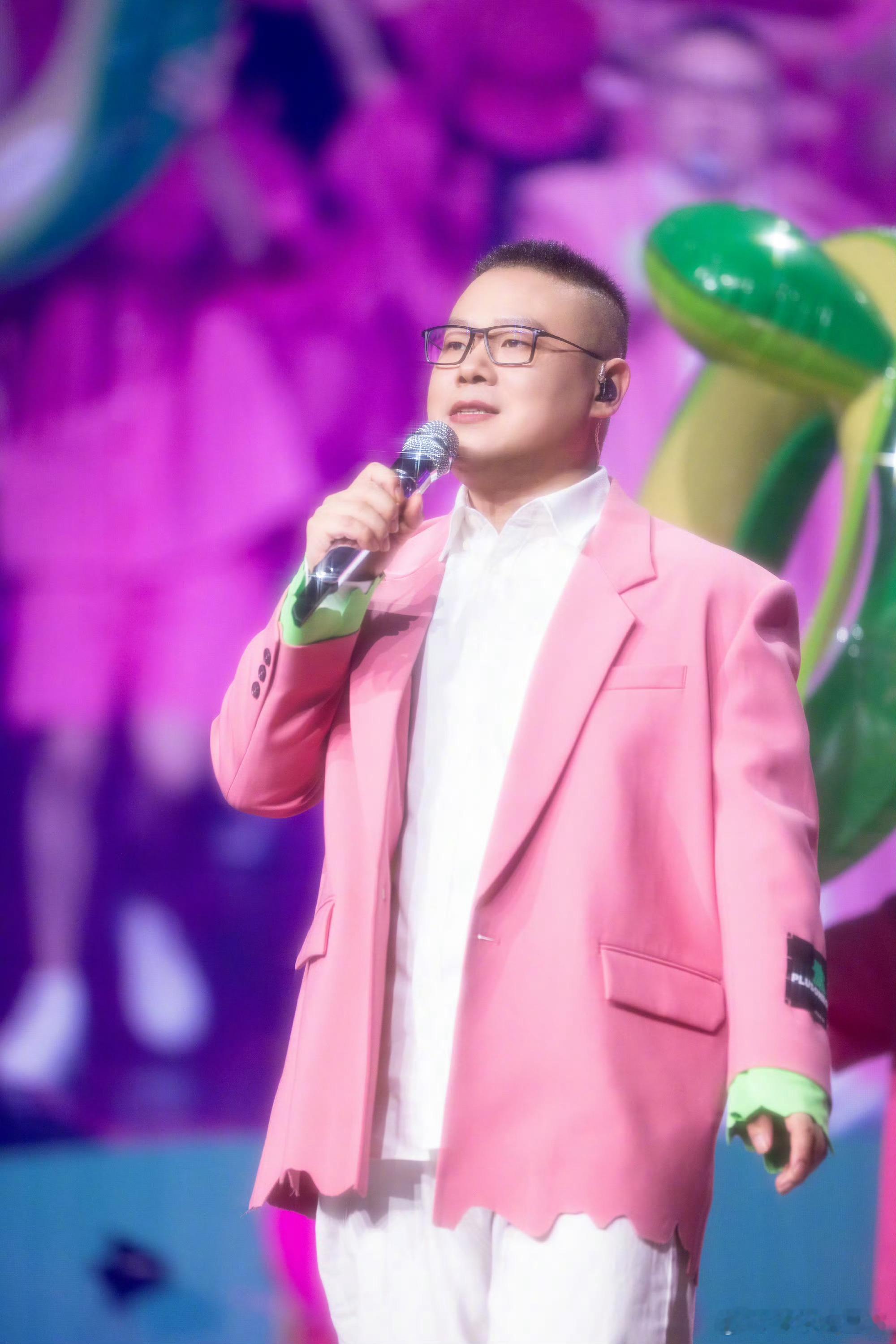 岳云鹏看望渐冻症抗争者蔡磊岳云鹏请蔡磊全家听相声 小岳岳这人，台上逗乐，台下是真