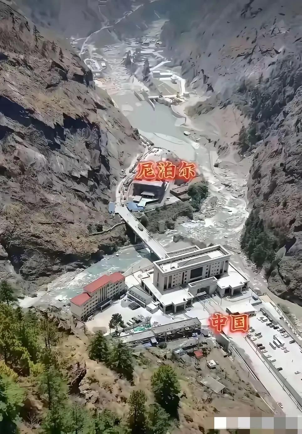这就是亚东县口岸，当年这里曾经发生过大事，有人从这里跑了。