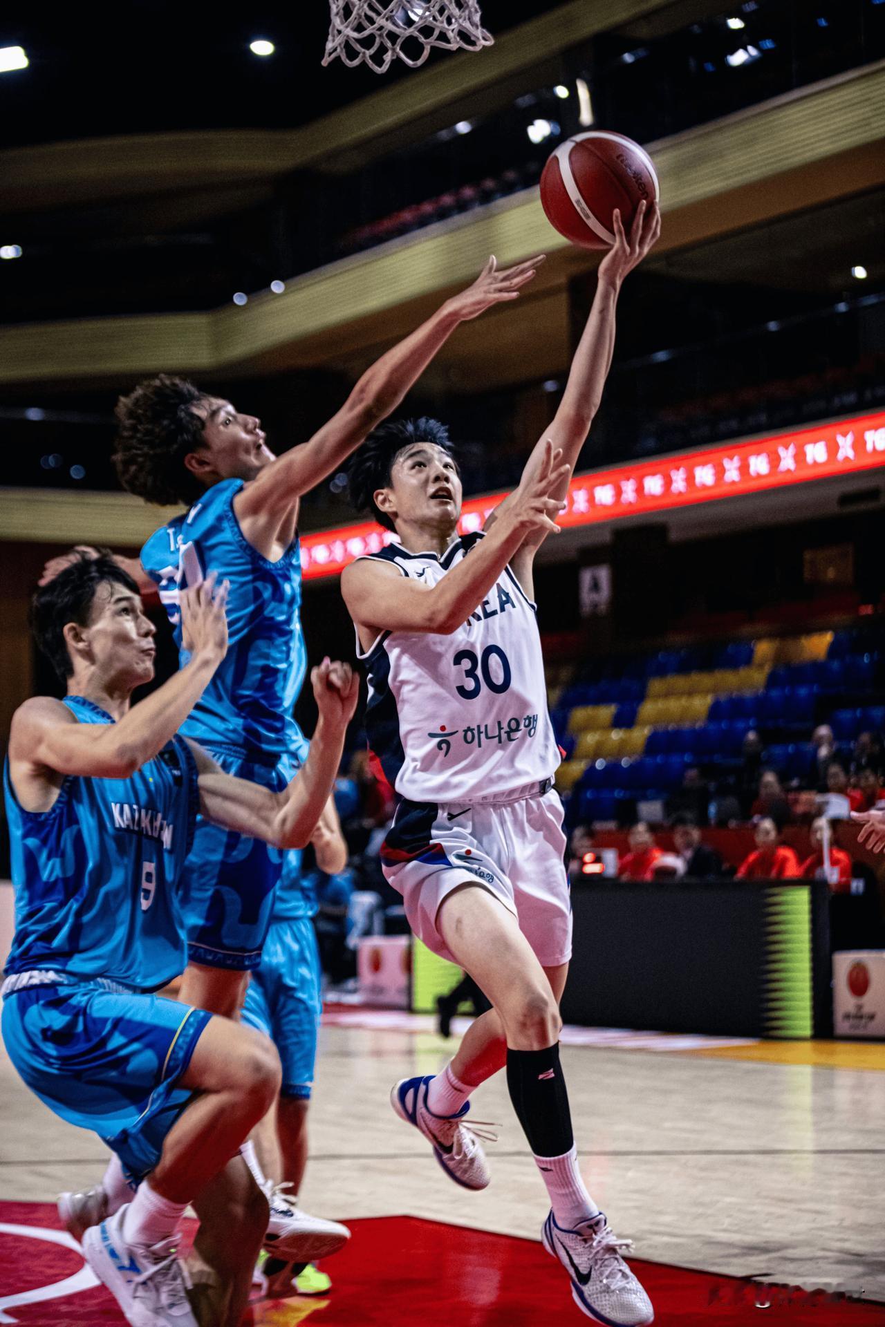U16男篮亚洲杯淘汰赛有看点！之前小组赛里，中国队和韩国队的榜首大战超精彩。上半