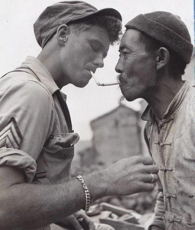 1944年腾冲光复：中国小贩向美国大兵借火，美国援华与中缅印战场的珍贵瞬间！19