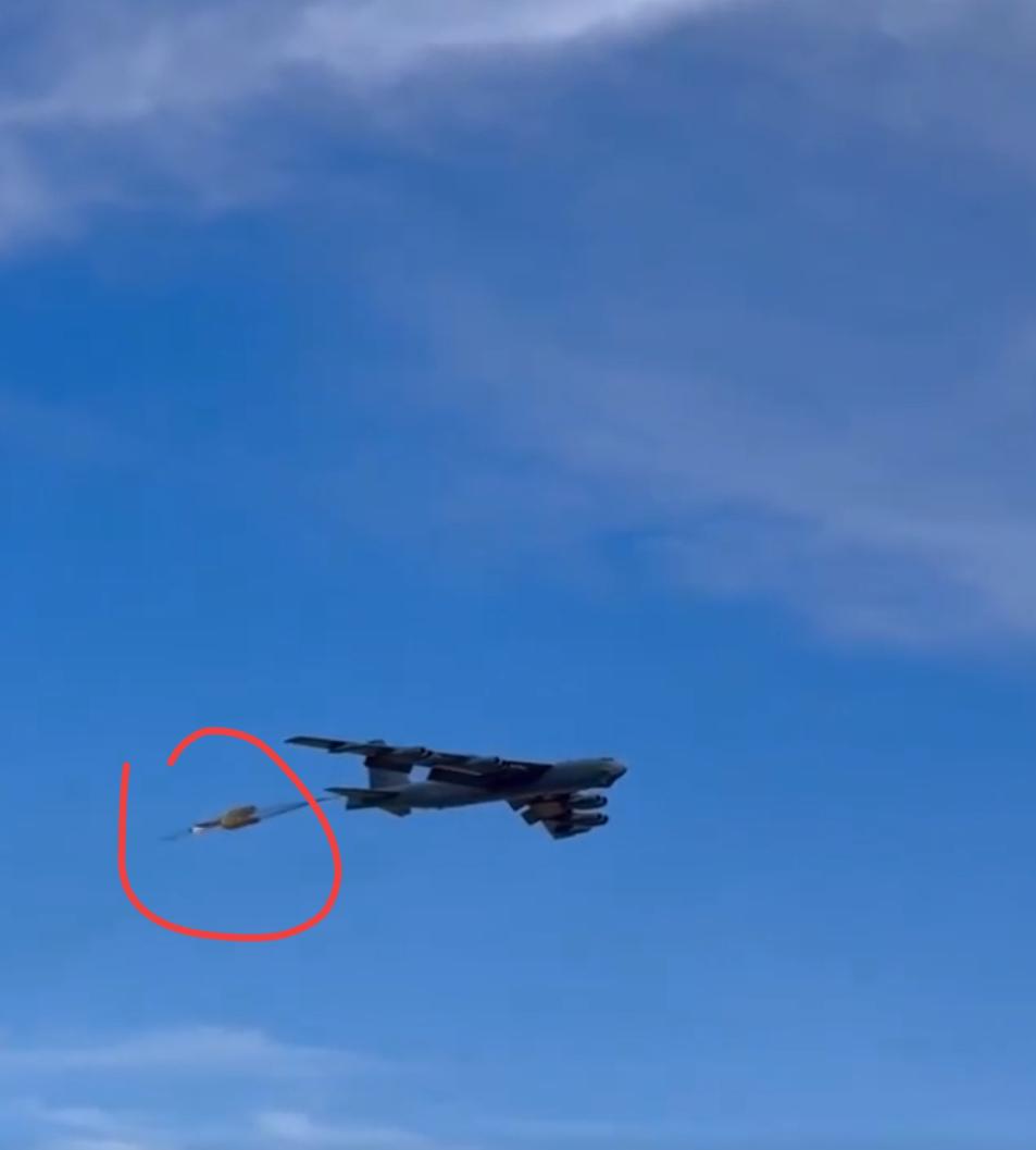 近日美军一架B-52H战略轰炸机，在准备降落的时候，它尾部的减速伞突然在空中自己