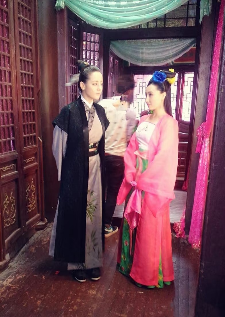 yay 好俊俏的小公子迪丽热巴方恭喜功夫女足破15亿