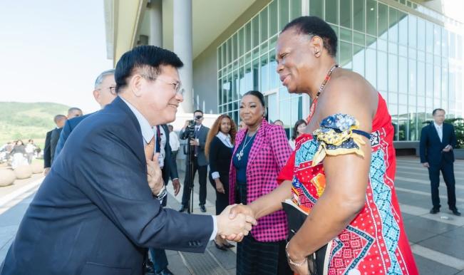 台当局高层秘密抵达非洲，包了一架飞机穿越13国领空，但还是晚了一步：没赶上！
