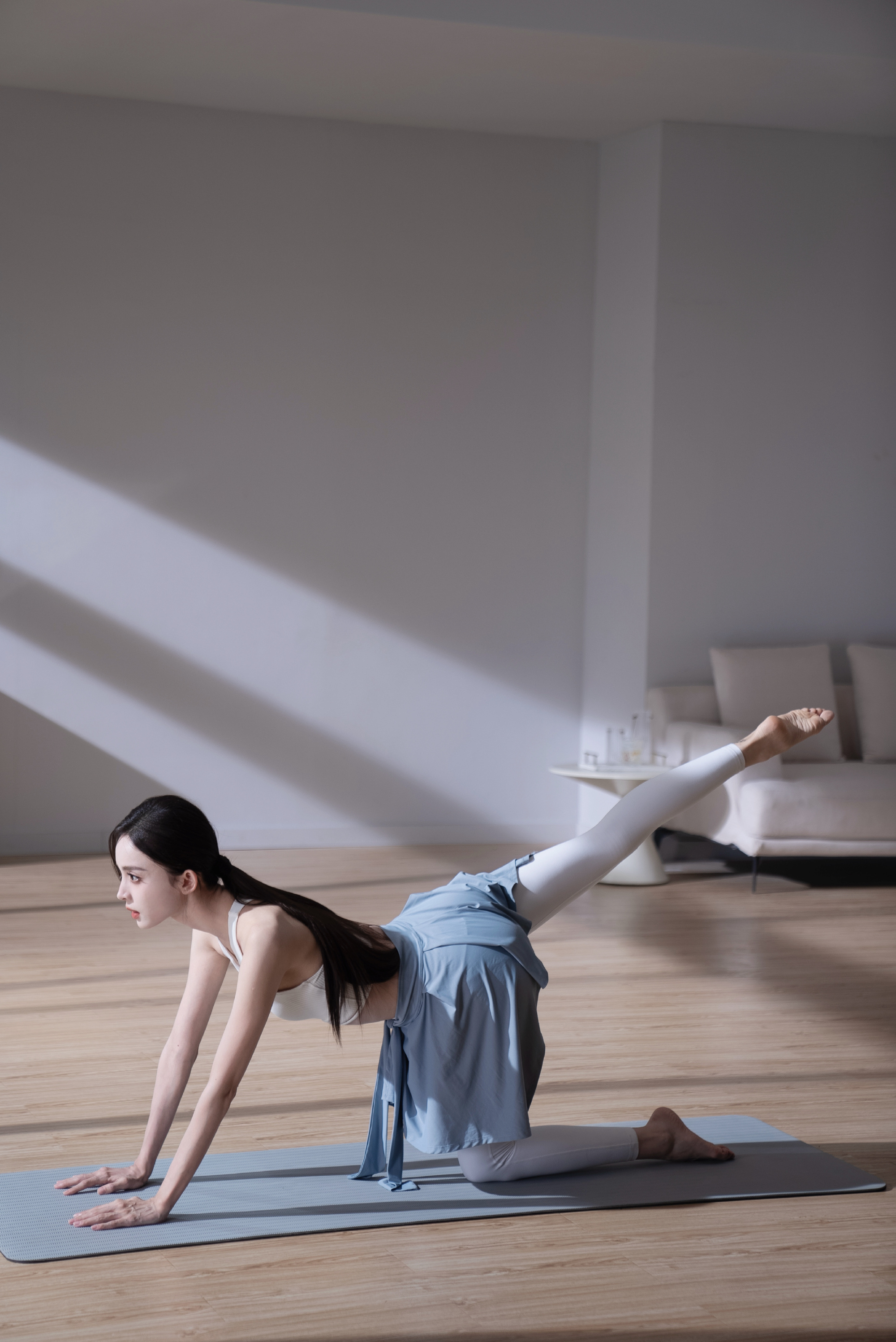 古力娜扎，背心牛仔，纯美清澈。娜扎