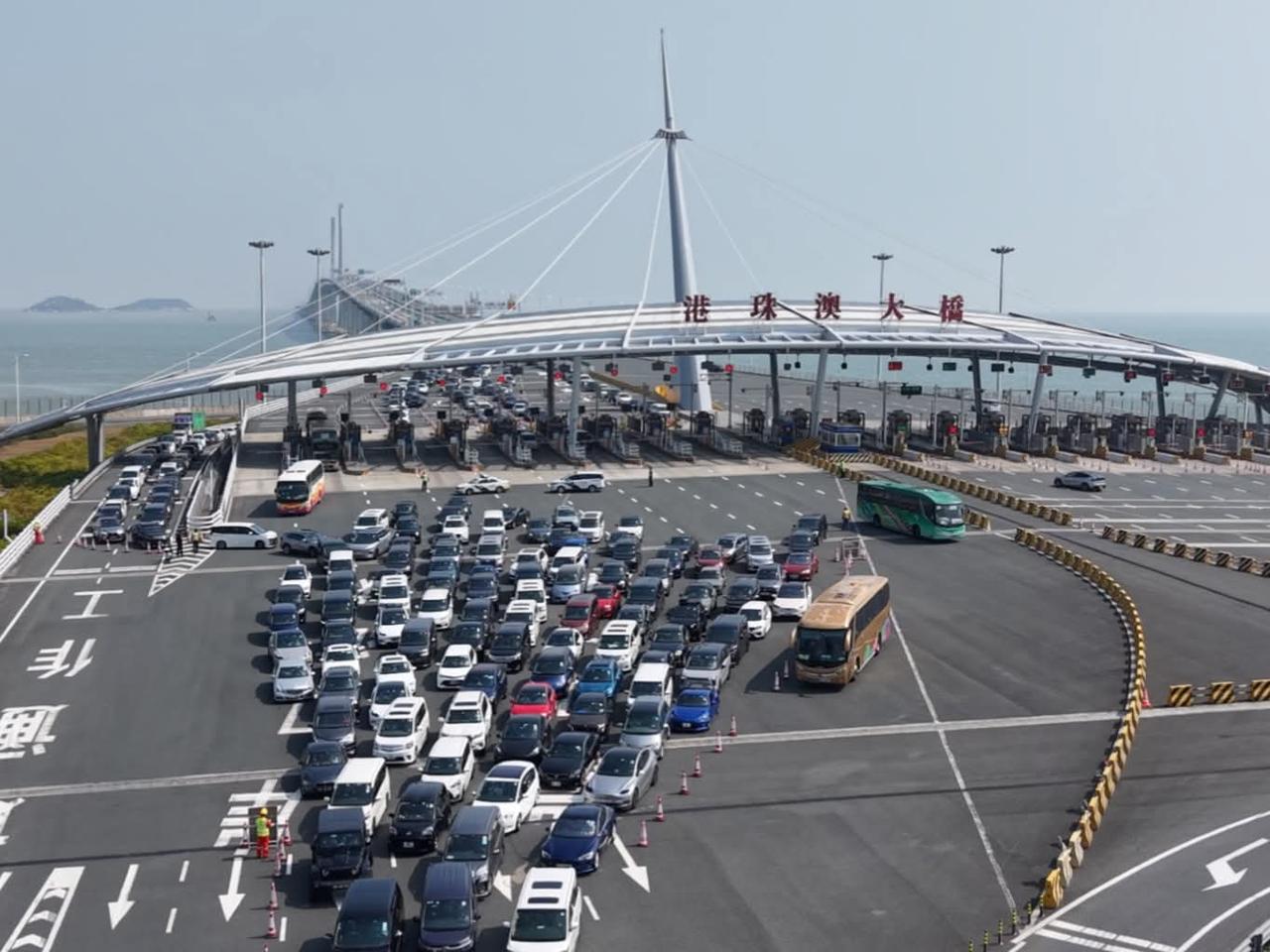 大批港人北上过节！
港珠澳大桥单日出入境车流量创新高！

广东珠海出入境边防检查