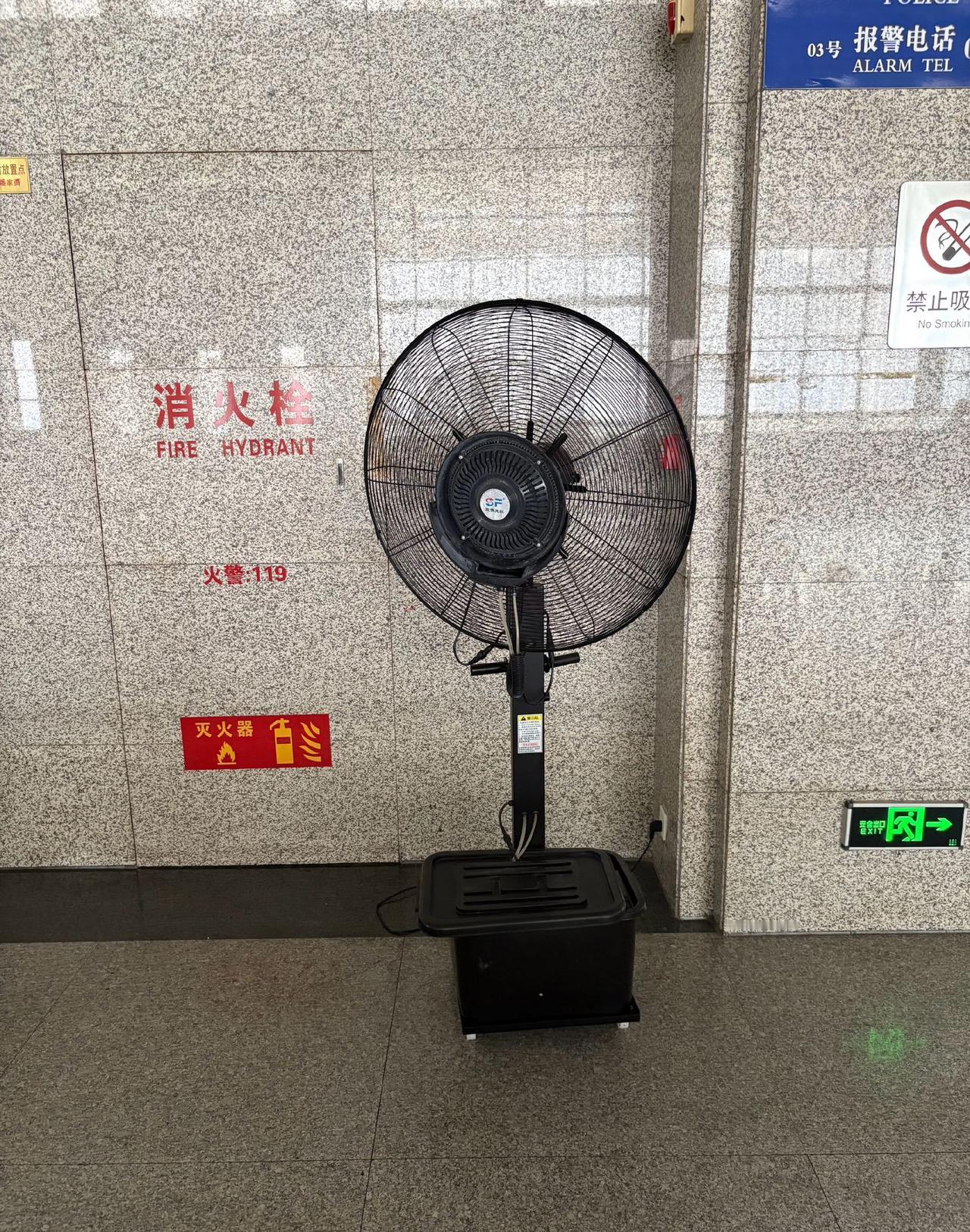 37度的天气，宜昌东站没有空调，网友吐槽热的受不了，都快出油。为了防暑降温，火车