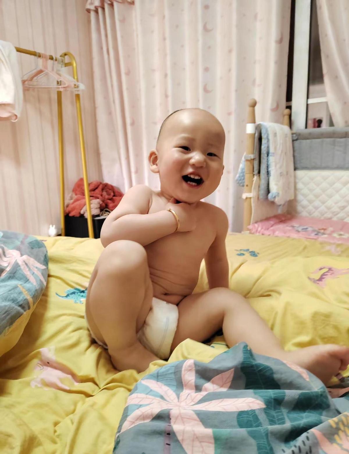 妈咪们真的太难了。
一边是娃的哭声，一边是别人的嘴。
你拼命养娃，人家说你宠坏，