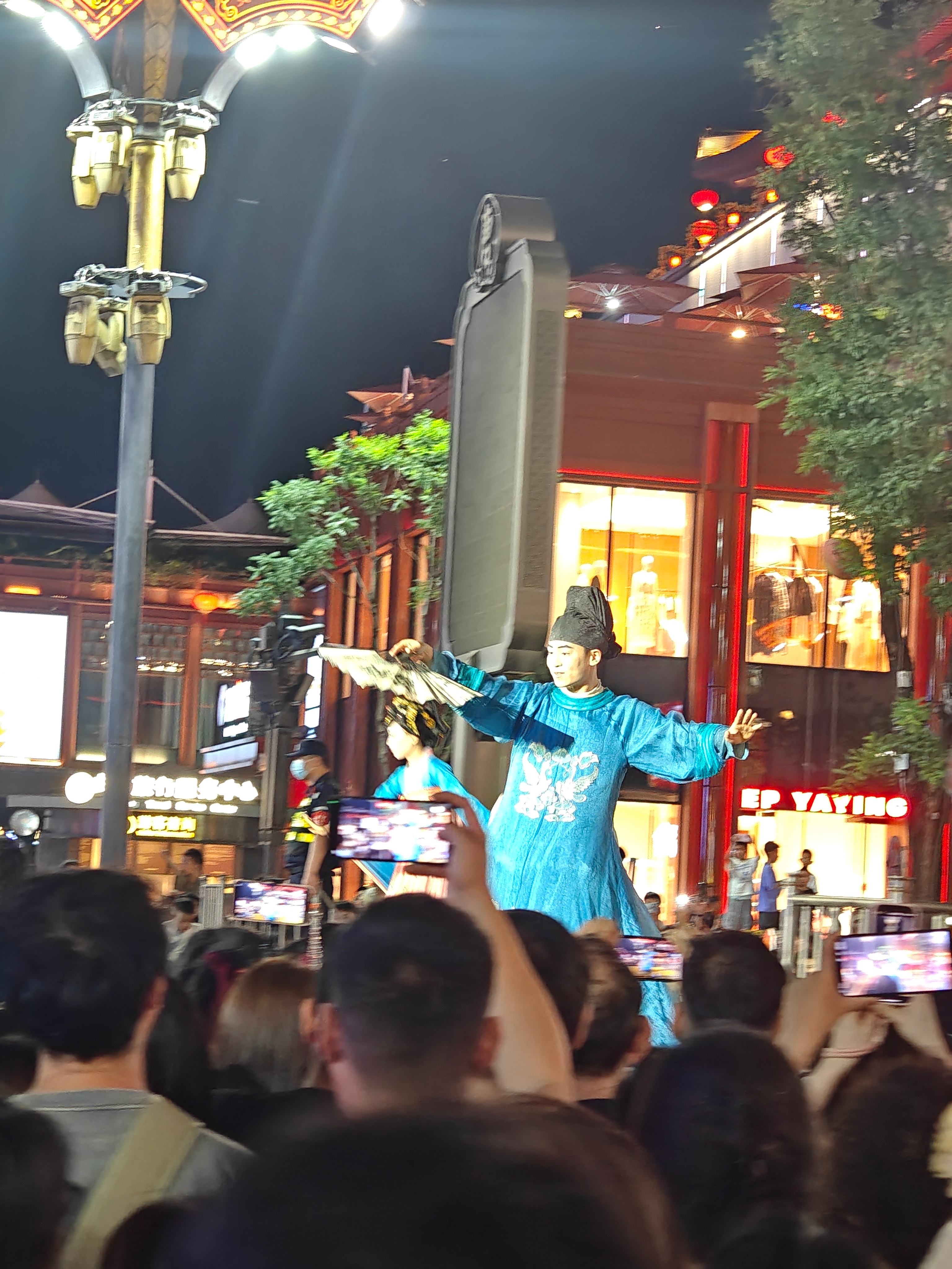 西安大唐不夜城✨请了私教李白带逛！对诗+雕塑+不倒翁太绝了🏮谁说大唐不夜城只能