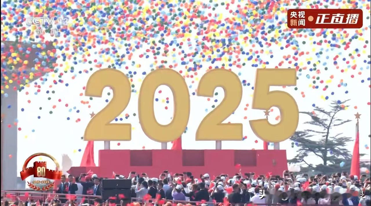 刚才去买菜，一个买菜的姐姐，挥舞着红旗🚩，另一只手拿着甜杆，唱东方红，旁边的姐